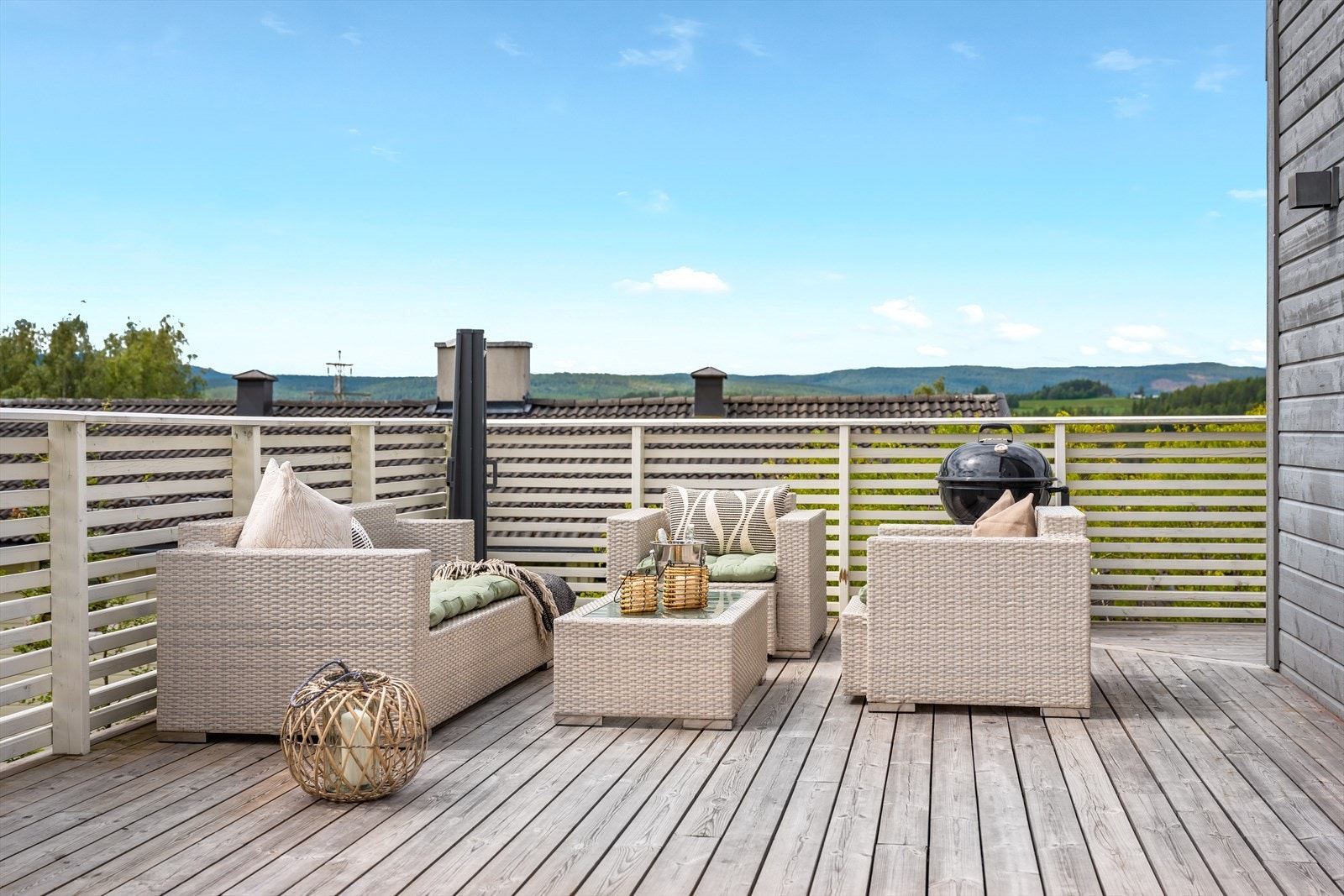 Den høytliggende tomten har ypperlige solforhold, og i solveggen ute er det god plass til møblering i flere soner. Galleribilde