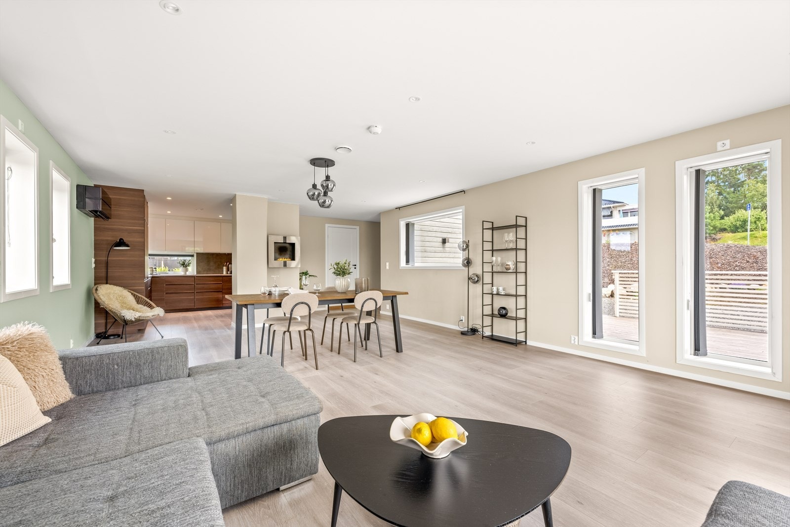 Det store oppholdsrommet, med plass til både lounge og spisegruppe, har vindusflater mot flere himmelretninger, biopeis og åpen løsning mot kjøkkenet. Galleribilde