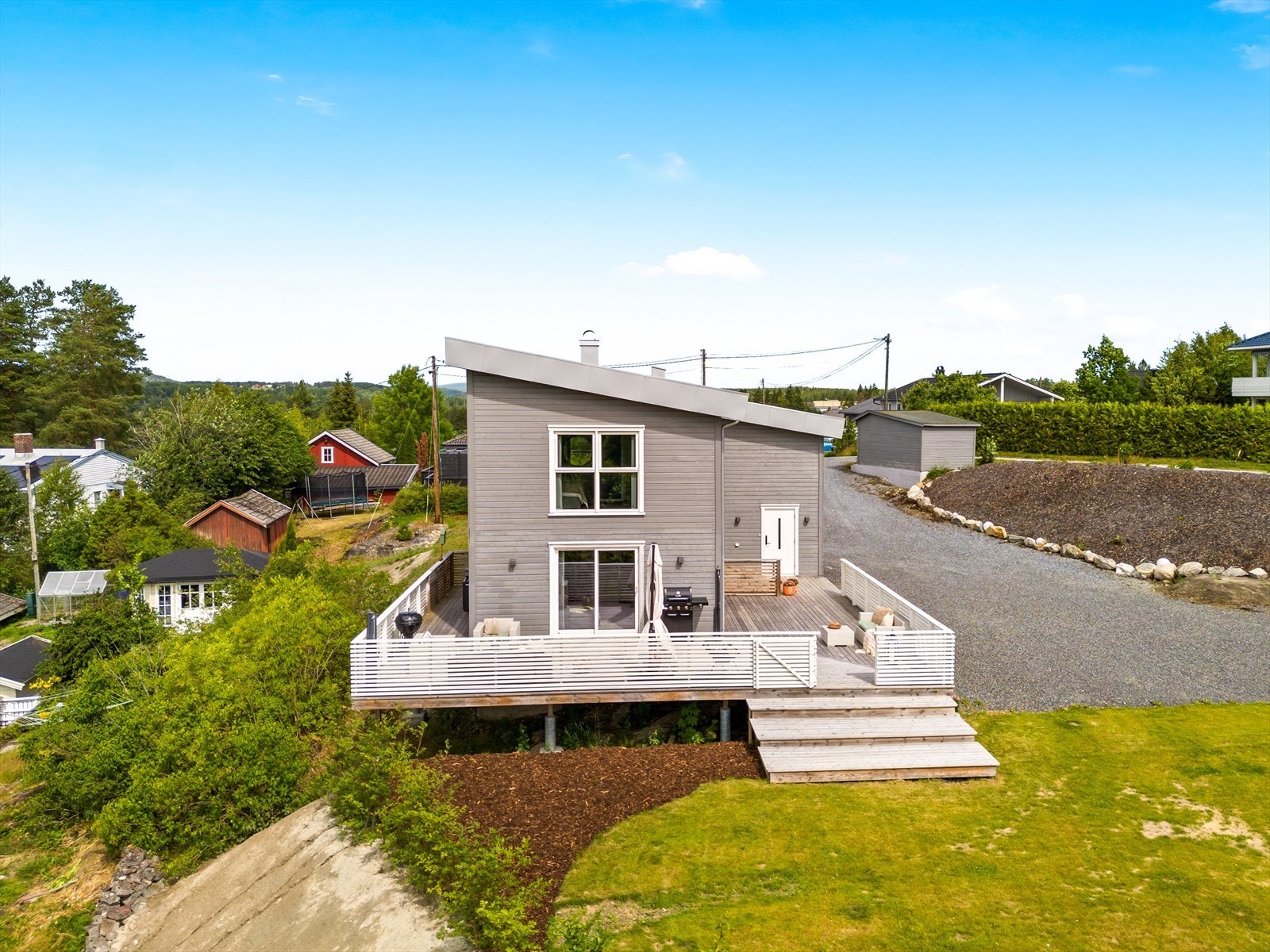 Tomten er på hele 1910 m² og en romslig, gruset gårdsplass muliggjør parkering for flere biler. Galleribilde