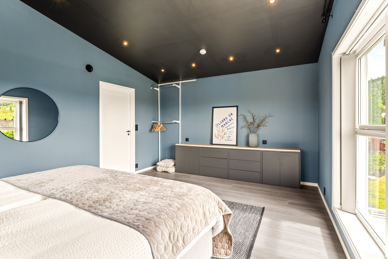 Rommet er av svært god størrelse og har mulighet for dyp og langstrakt garderoberekke i enden av rommet. Galleribilde