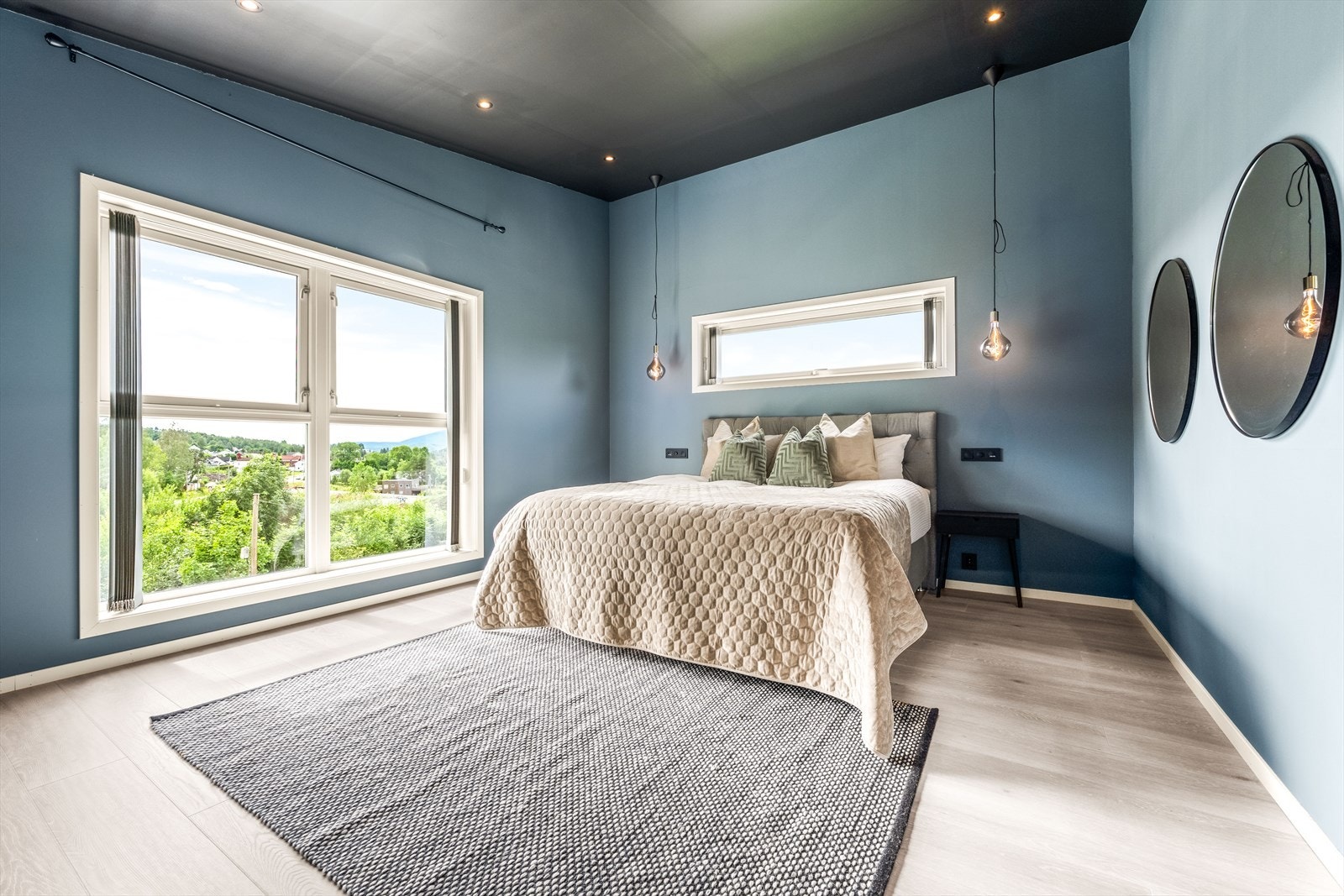 Stort og behagelig hovedsoverom med store vindusflater og flott utsikt over nabolaget. Galleribilde