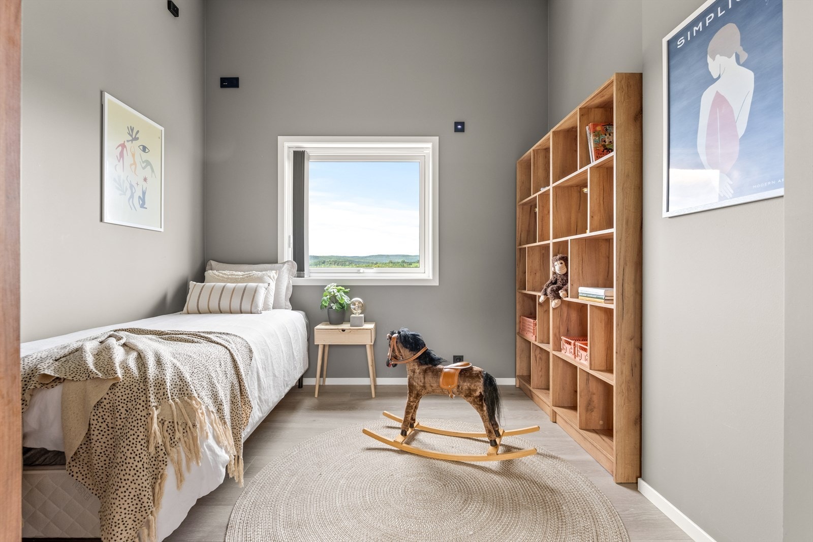 Husets andre soverom er det perfekte barnerommet, har svært god takhøyde og oppleves lyst og luftig. Galleribilde