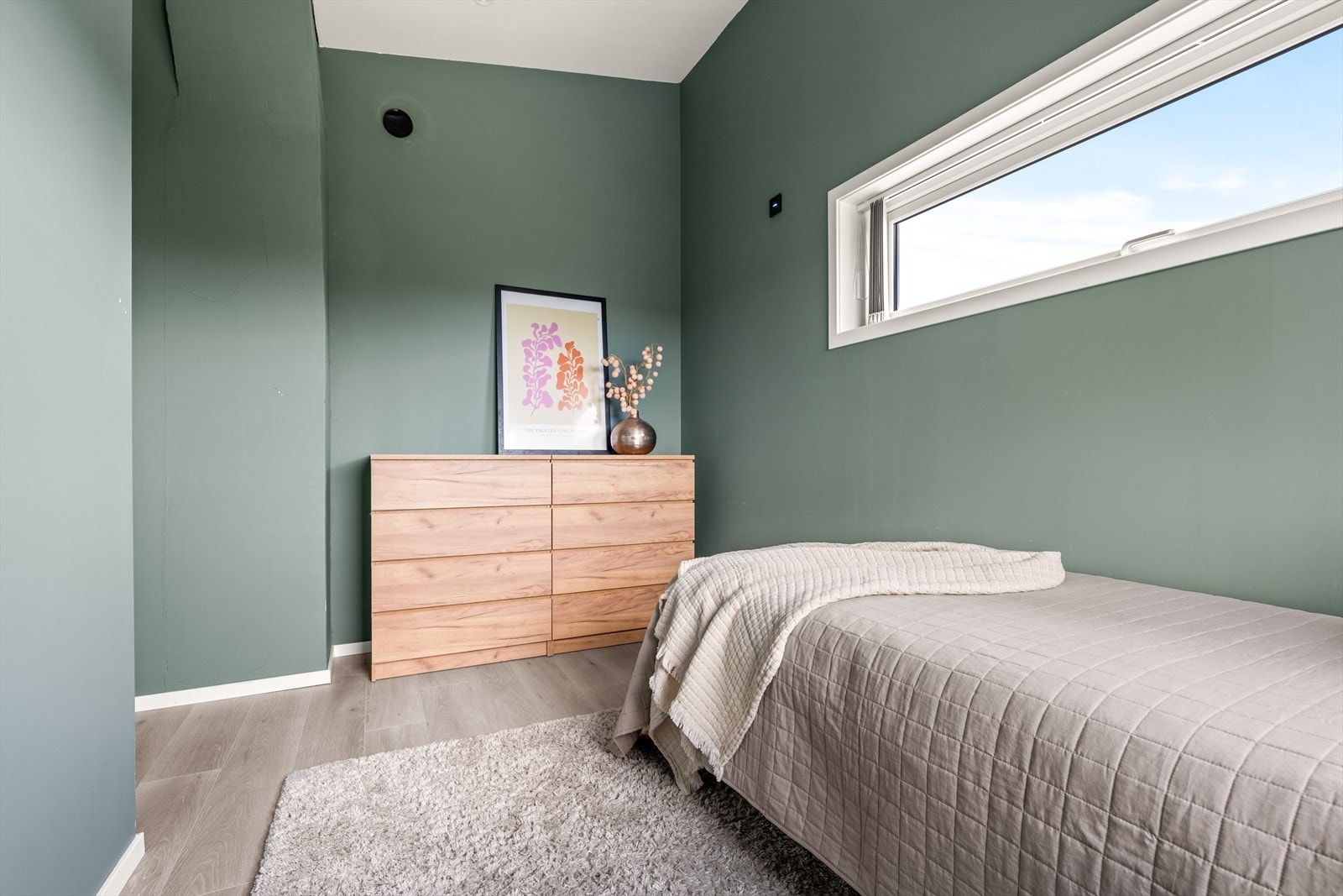 Det er plass til fine garderobeløsninger på alle rommene, i tillegg til et hendig areal i gangen utenfor som i dag er benyttet som hjemmekontor. Galleribilde