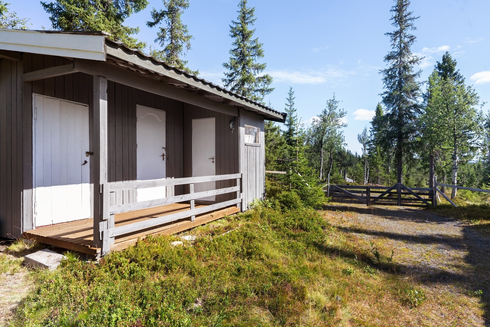 I tillegg er det uthus på eiendommen som inneholder: 2 bodrom og utedo. Galleribilde