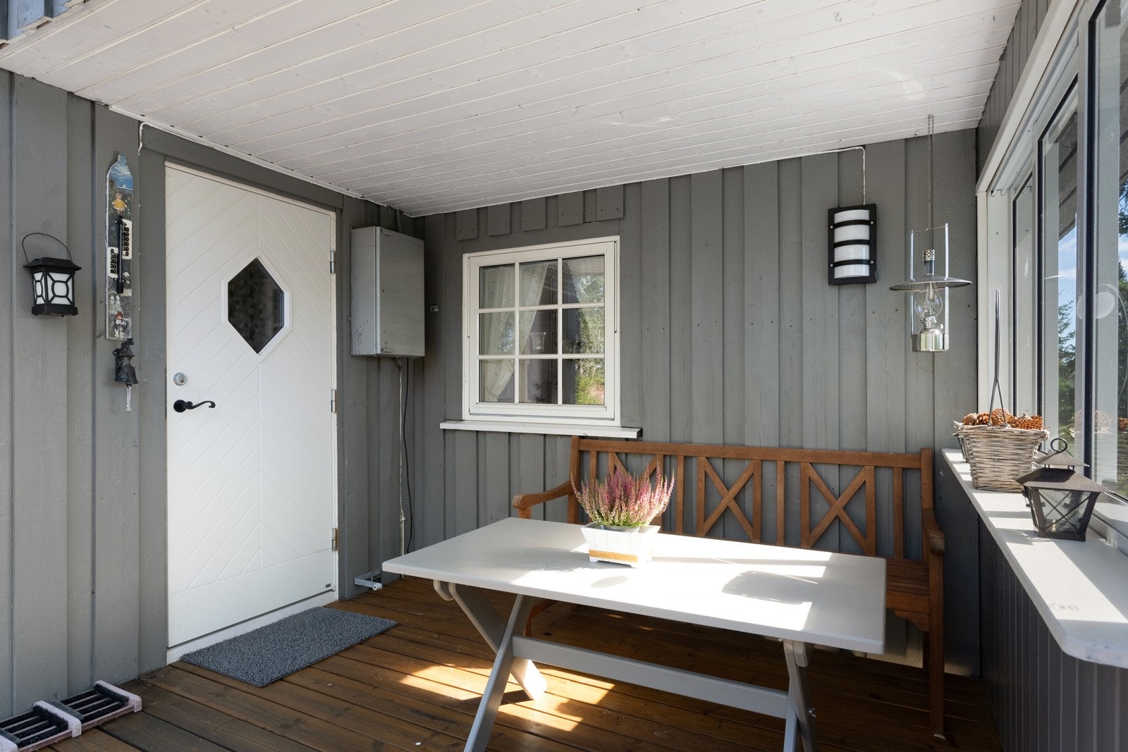 Koselig og praktisk overbygget inngangsparti Galleribilde