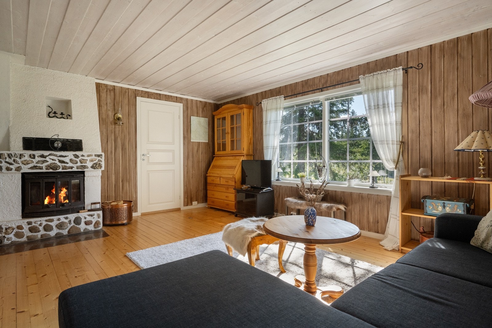 En flott peis setter prikken over i-en og gir en lun og innbydende atmosfære, perfekt for avslappende kvelder etter tur i fjellet eller en lang skidag på vinterstid. Galleribilde