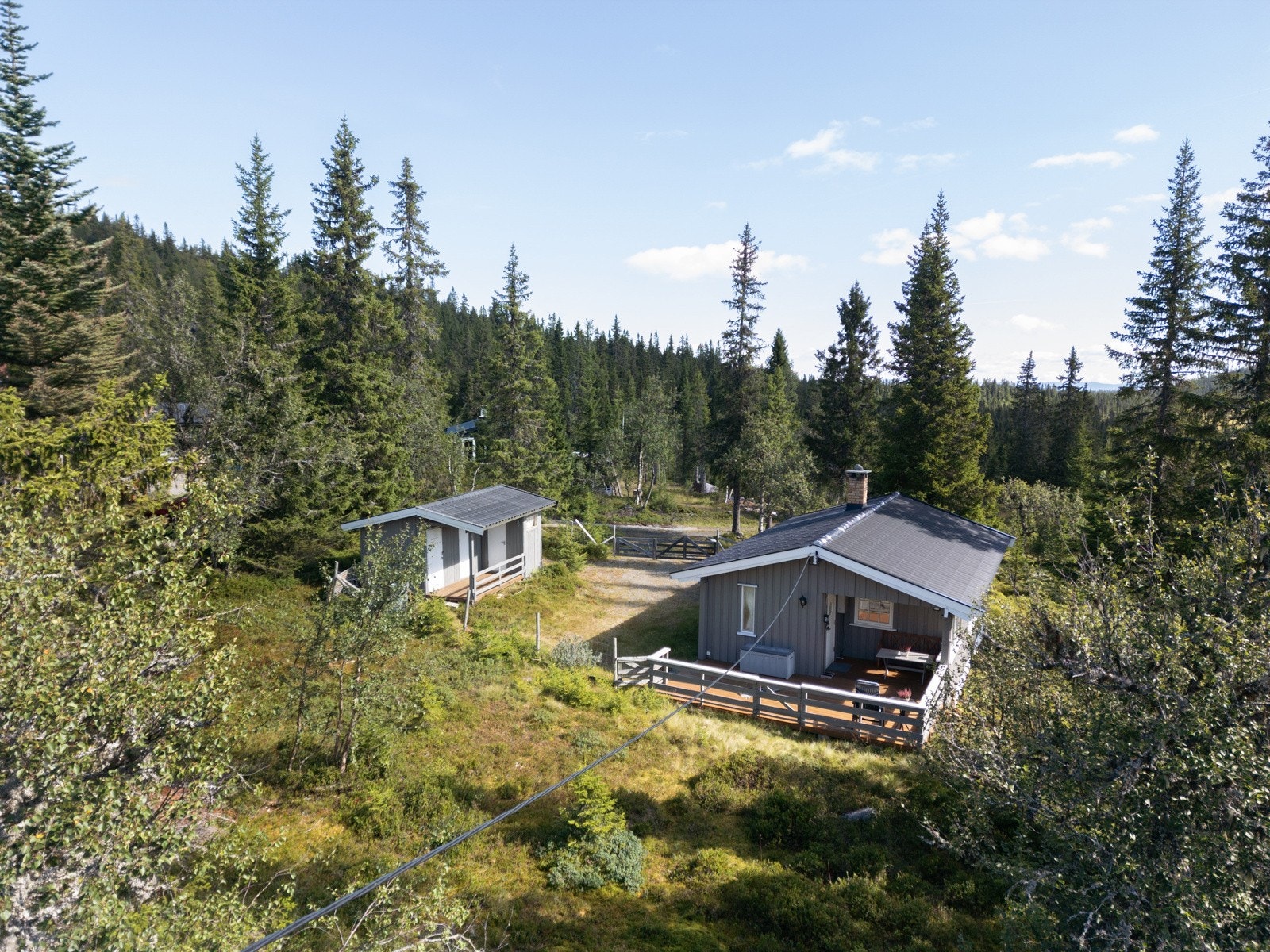 Dette er en trivelig hytte som byr på ro, naturopplevelser og ekte hyttekos året rundt. Hytta ligger fint til på åsen mellom Torpa og Vingrom. Galleribilde