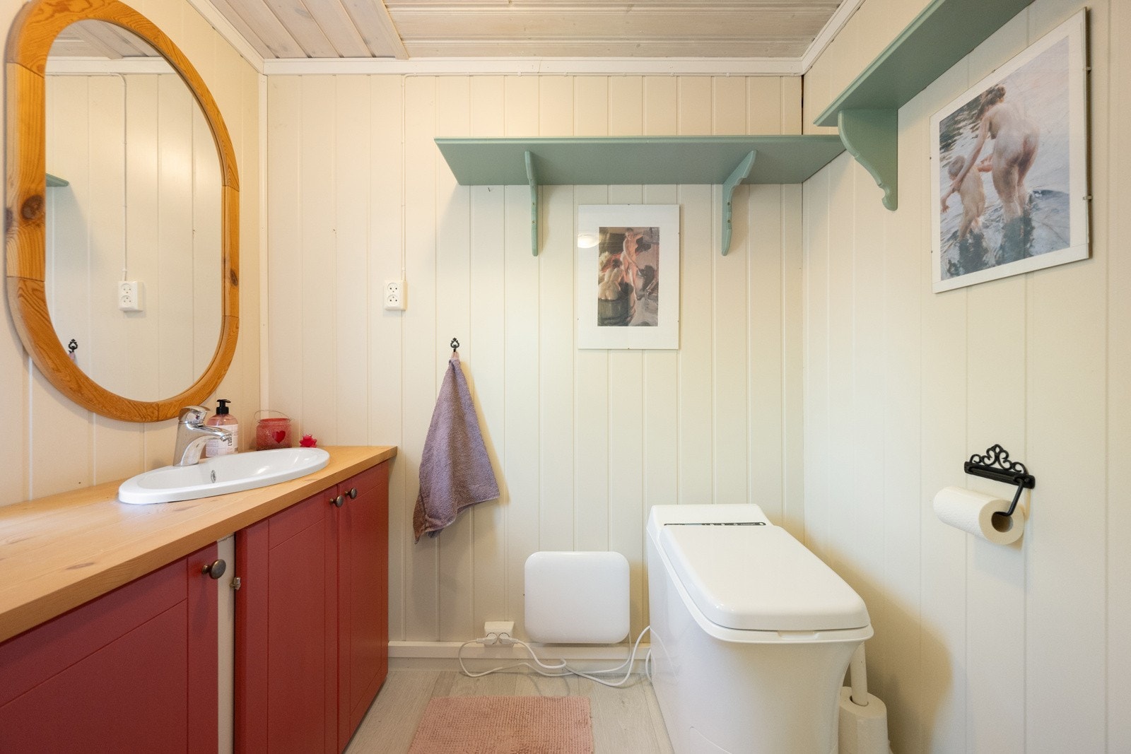 Dorom har innredning med nedfelt servant i rommet. Cindarella forbrenningsdo fra 2016. Galleribilde