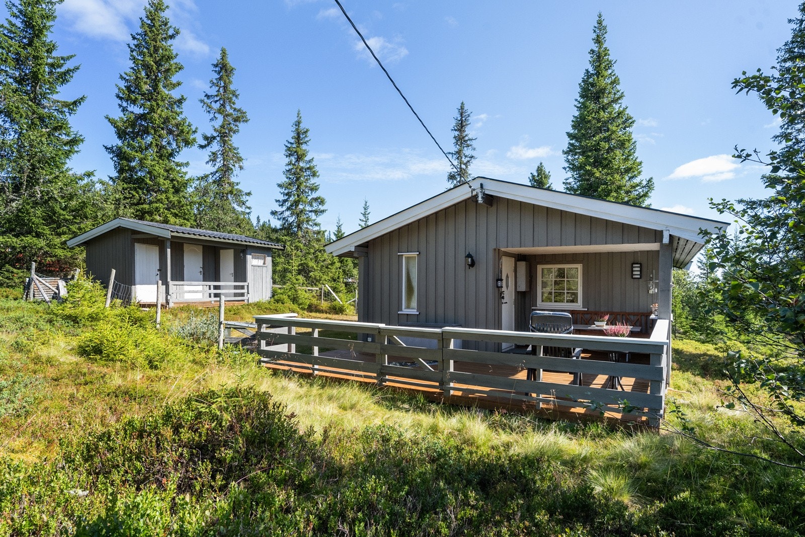 Fra eiendommen er det kort avstand til både Dokka, Synnfjell (med bl.a Spåtindtoppen 1414 moh som et populært tumål) og Lillehammer Galleribilde