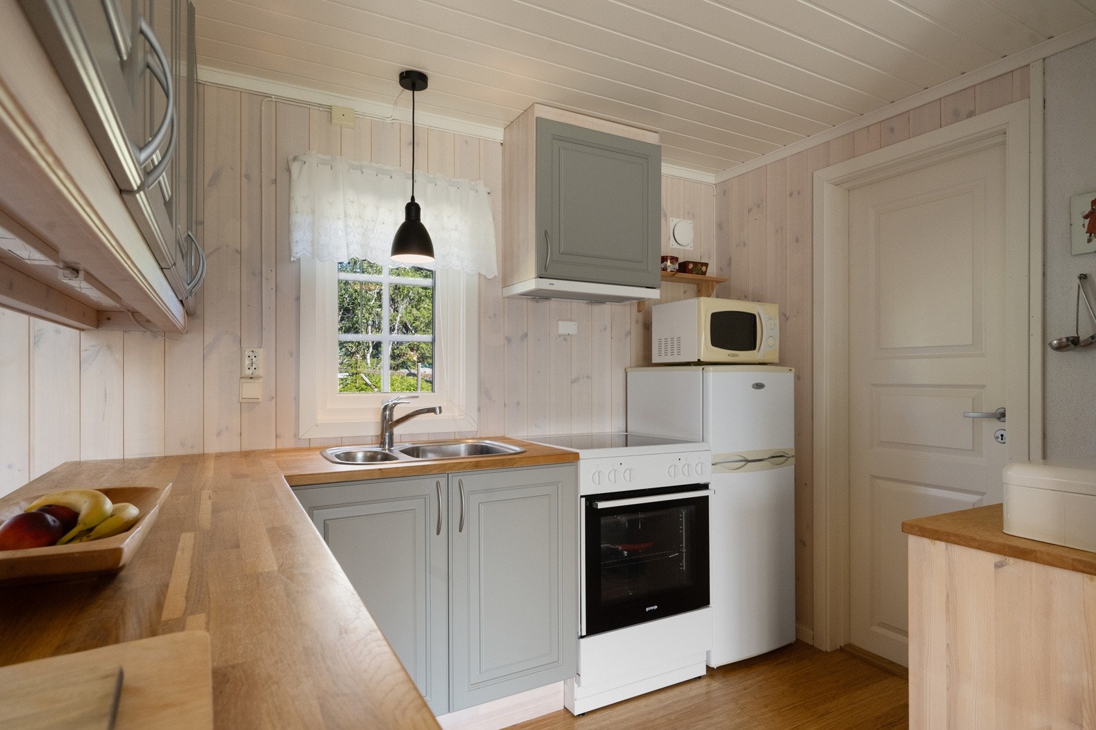 Benkeplaten har nedfelt vask og god arbeidsflate, med plass til både komfyr og kjøleskap. Galleribilde