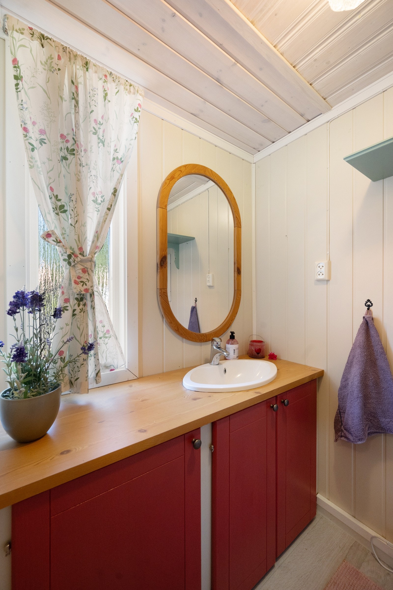 Dorom er innredet med klikkvinyl på gulv og panelplater på vegger. Galleribilde