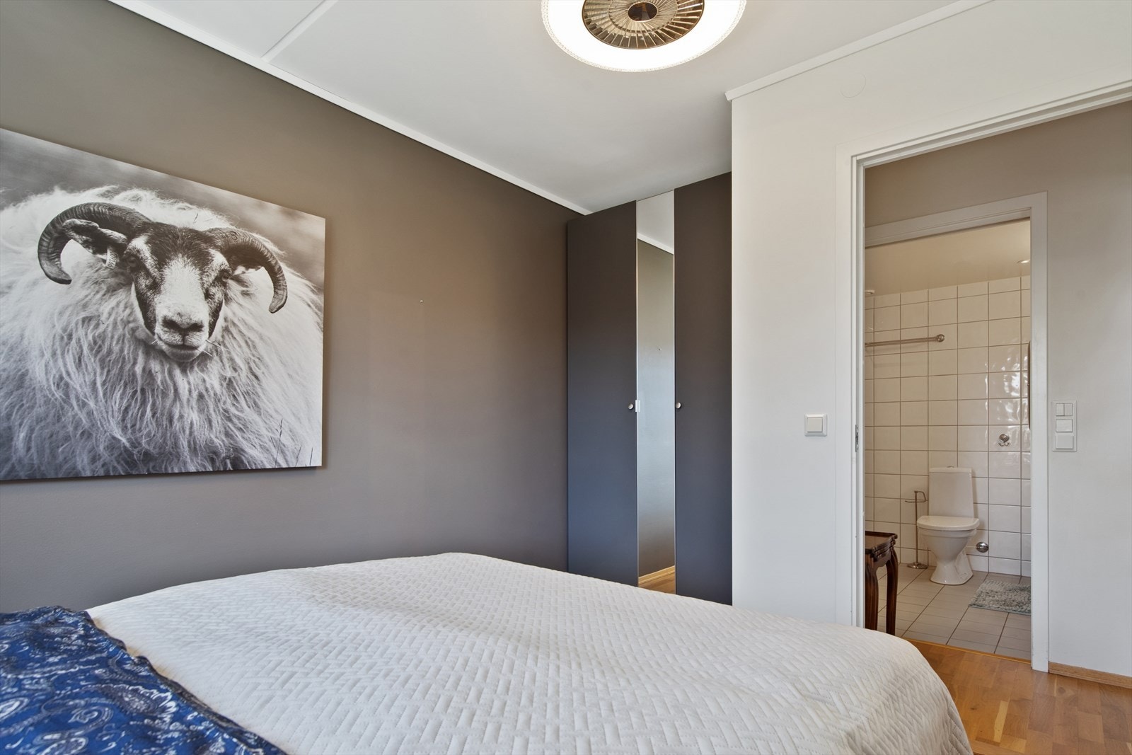 Hovedsoverom med garderobeskap. Galleribilde