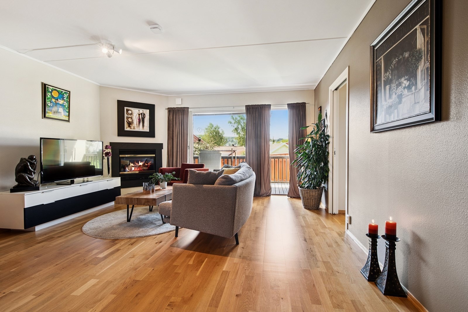 Koselig stue med gasspeis og utgang til terrasse. Galleribilde