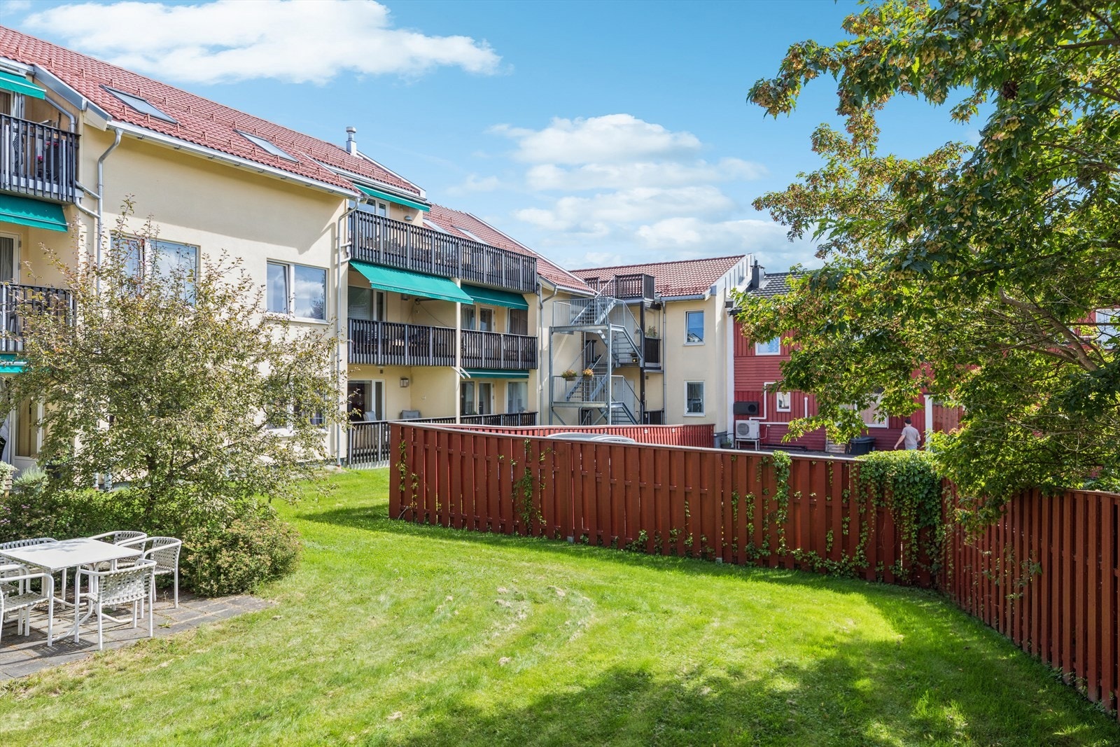 Koselig felles bakhage med sittegruppe. Galleribilde