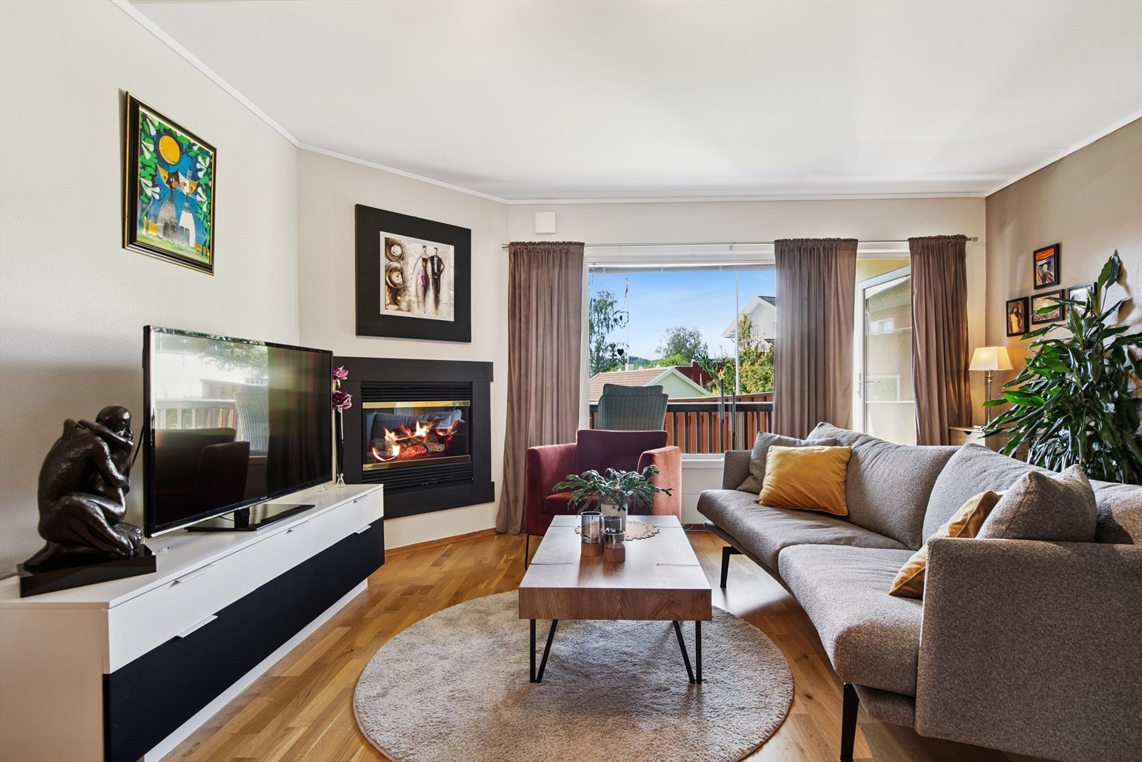 Leiligheten er velholdt og har god standard. Noen veggoverflater er malt i nyere tid. Galleribilde