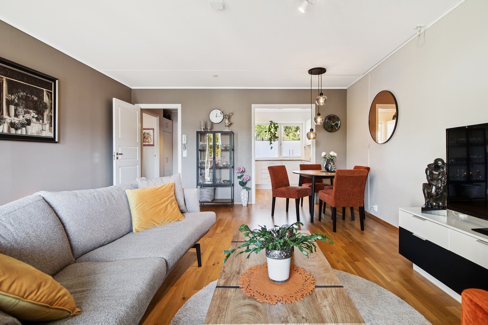 Veggene er malt i lune og moderne farger. Galleribilde