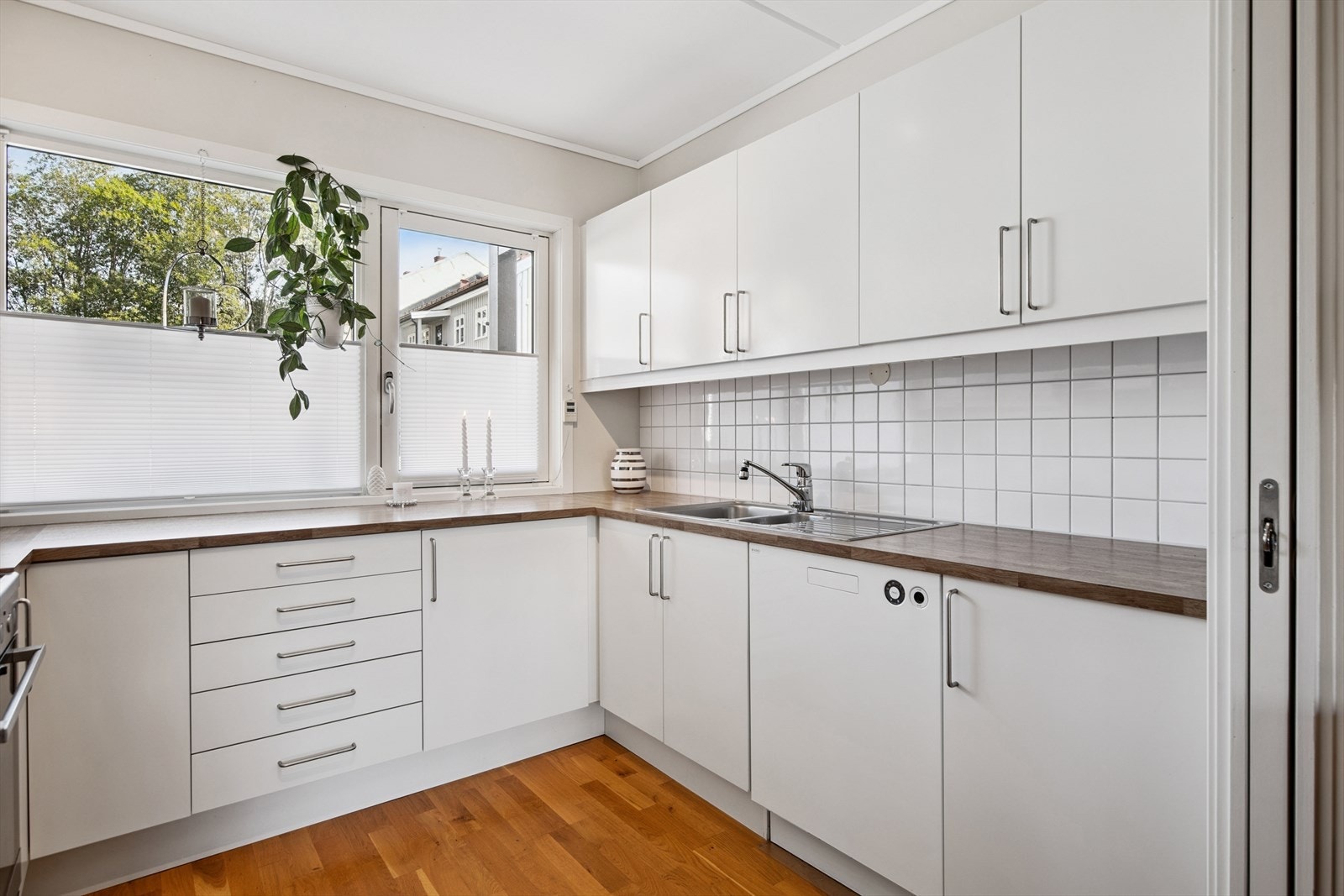 Vindu over benk som gir herlig lysinnslipp i rommet. Galleribilde