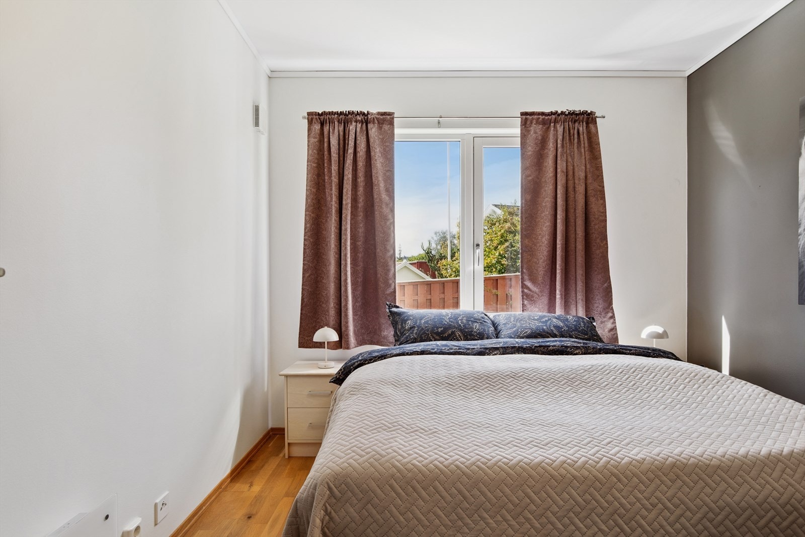 Den ene veggen er malt i en mørk gråfarge. Galleribilde