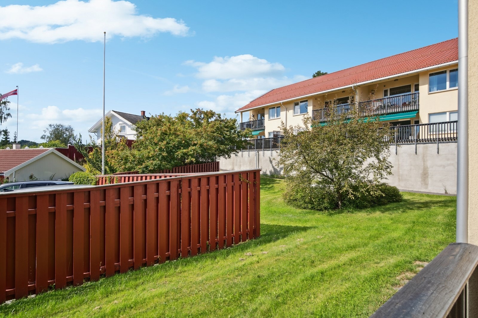 Leiligheten disponerer også parkeringsplass i felles garasjeanlegg + bod i kjeller. Galleribilde