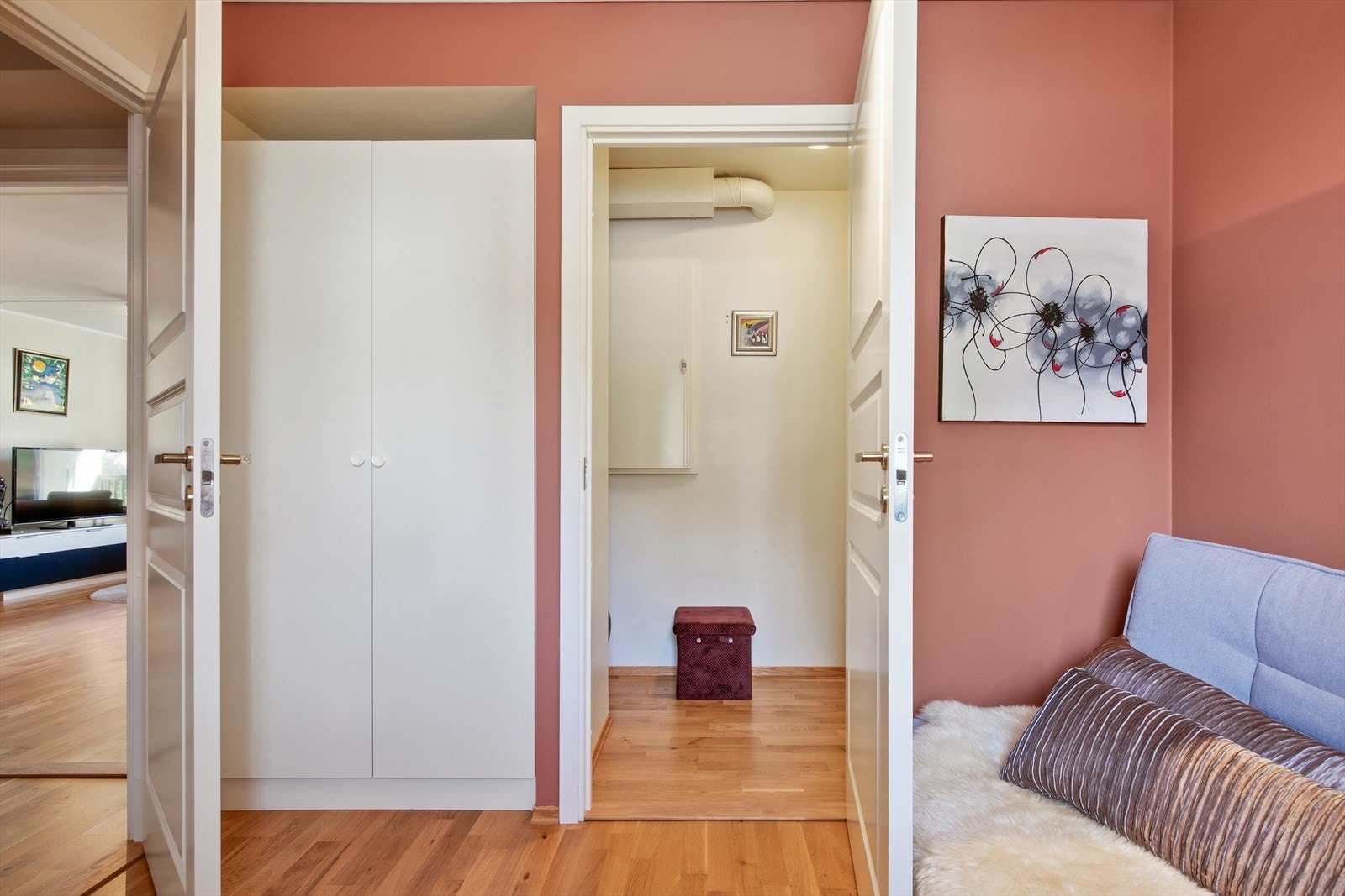 Soverom 2 har garderobeskap og adkomst til bod. Galleribilde