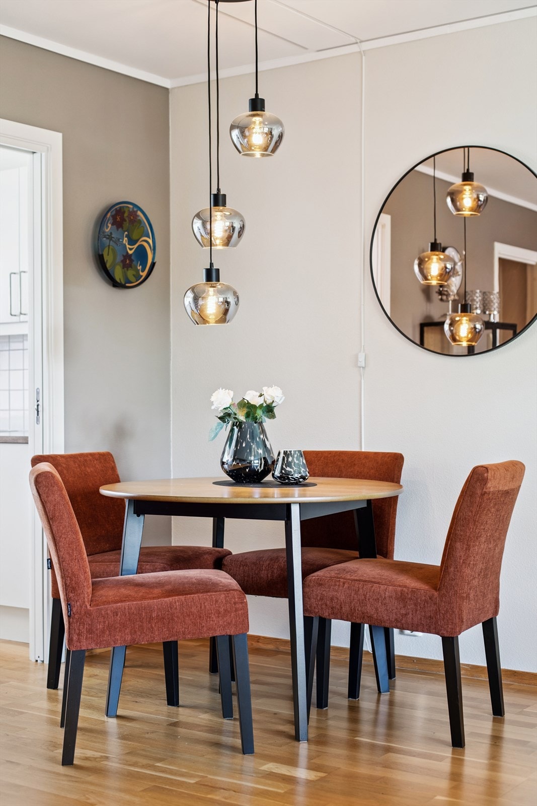 Ved kjøkkenet er det plass til spisestue. Galleribilde