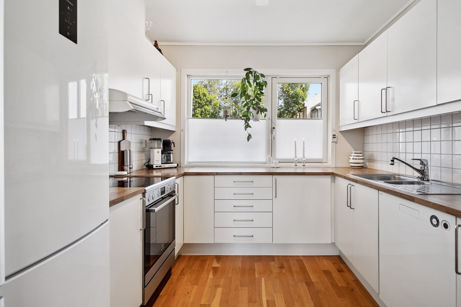 Kjøkkeninnredning med funksjonell utforming og mye skapplass. Galleribilde