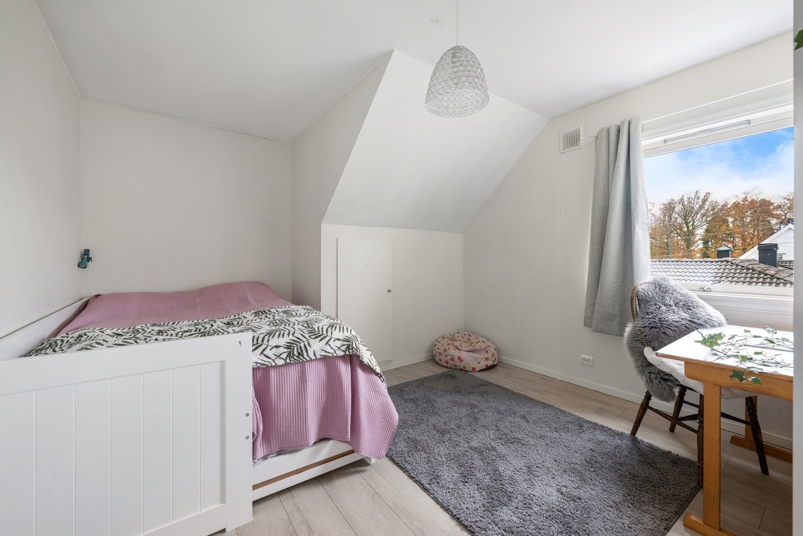 De to øvrige soverommene har god plass til seng med tilbehør og passer perfekt som barnerom, gjesterom eller hjemmekontor. Galleribilde