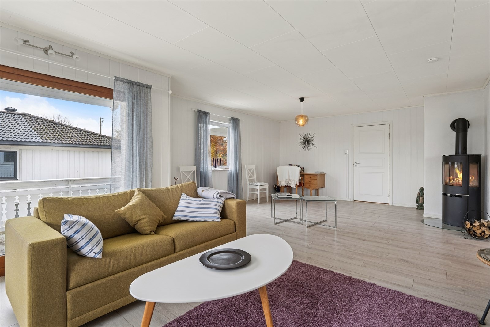 I stuen finner du en moderne vedovn installert i 2019, som gir både varme og en lun atmosfære. Perfekt for kalde vinterdager og hyggelige kvelder med levende flammer som skaper en koselig stemning i rommet. Galleribilde