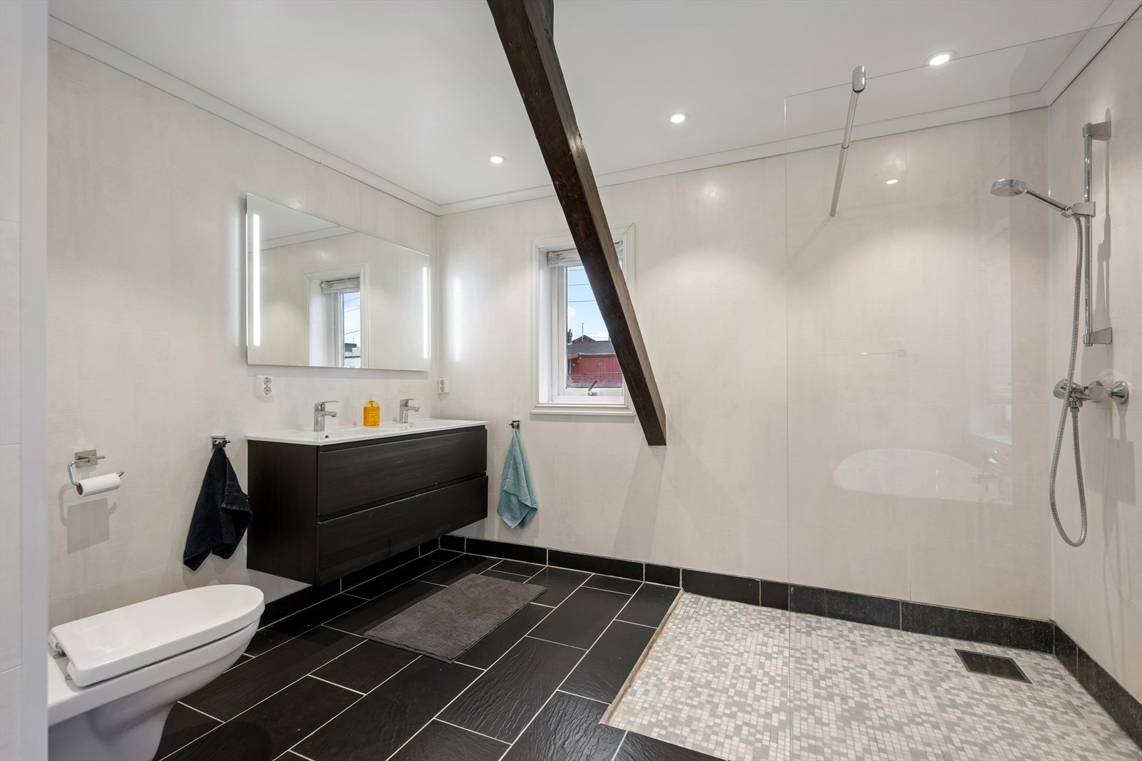 I 2019 ble det etablert et nytt og utvidet bad for bedre plass og funksjonalitet. Membranarbeidet på gulvet er utført av fagfirma, øvrige arbeider er egeninnsats ifølge selger. Det foreligger ingen dokumentasjon. Galleribilde