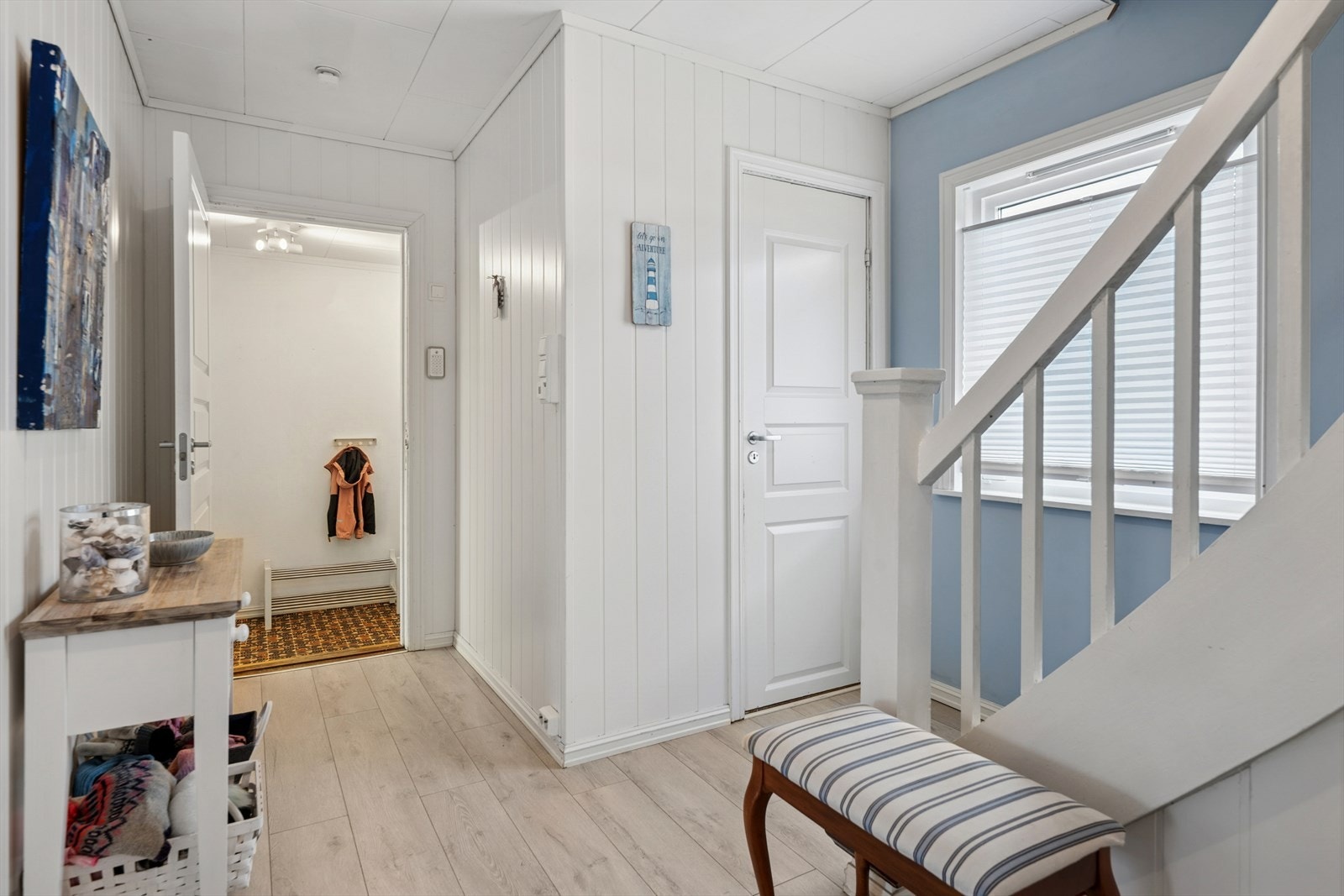 Du møtes av en lys og pen entre med god plass til yttertøy og sko, samt et praktisk garderoberom. Videre finner du en romslig mellomgang med trapp til andre etasje, hvor det er tre store soverom, et romslig bad og gode oppbevaringsmuligheter. Galleribilde