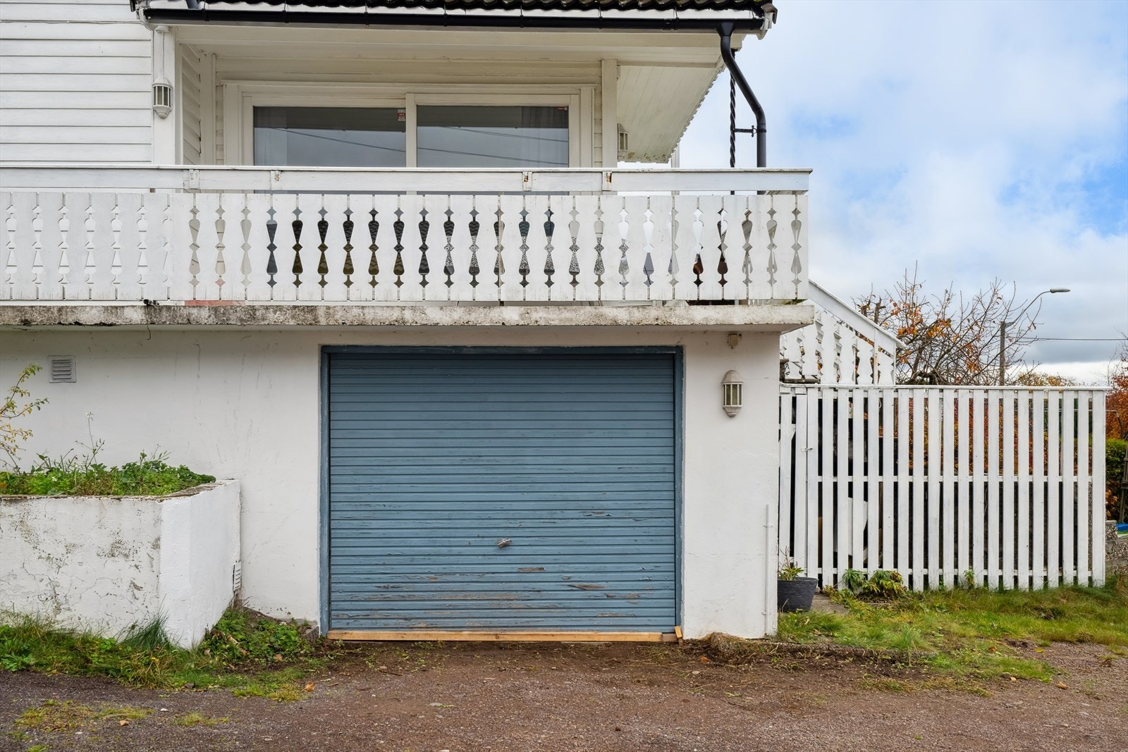 Boligen har et garasjerom integrert i bygningen. Takhøyden er målt til ca. 210 cm, og garasjen er utstyrt med manuell port. Galleribilde
