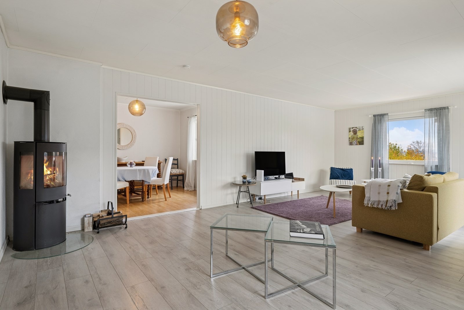 Fra stuen har du en åpen løsning mot spisestuen, som gir en naturlig flyt og god romfølelse. Videre finner du en praktisk tilknytning til kjøkkenet, som gjør servering enkelt og skaper en sosial atmosfære i hele oppholdsrommet. Galleribilde