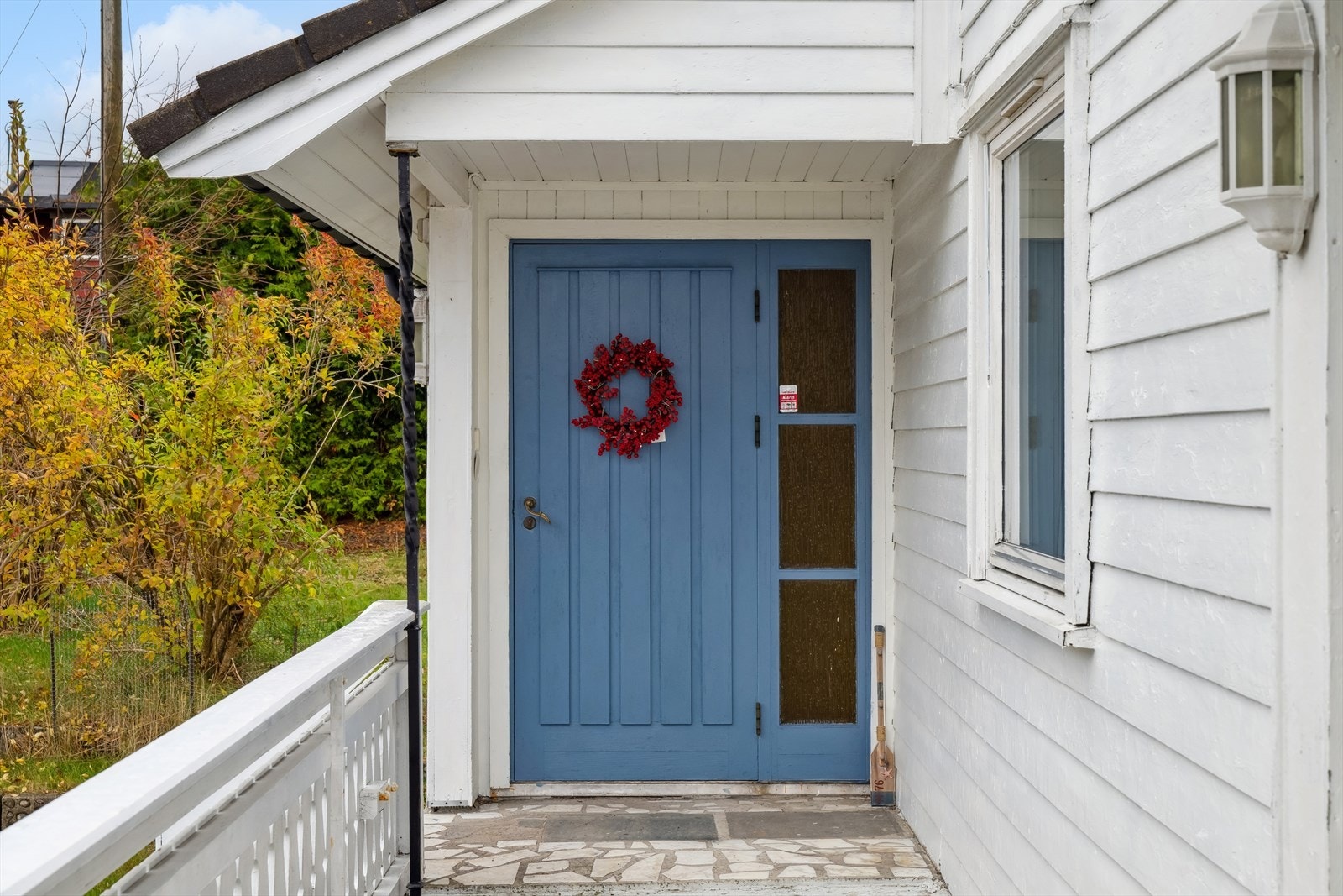 Boligen ønsker deg velkommen med et delvis overbygget og skjermet inngangsparti som gir beskyttelse mot vær og vind. Her er det trapp opp til inngangsdøren, og området gir en hyggelig ramme for blomsterkrukker eller dekor som setter et personlig preg. Galleribilde