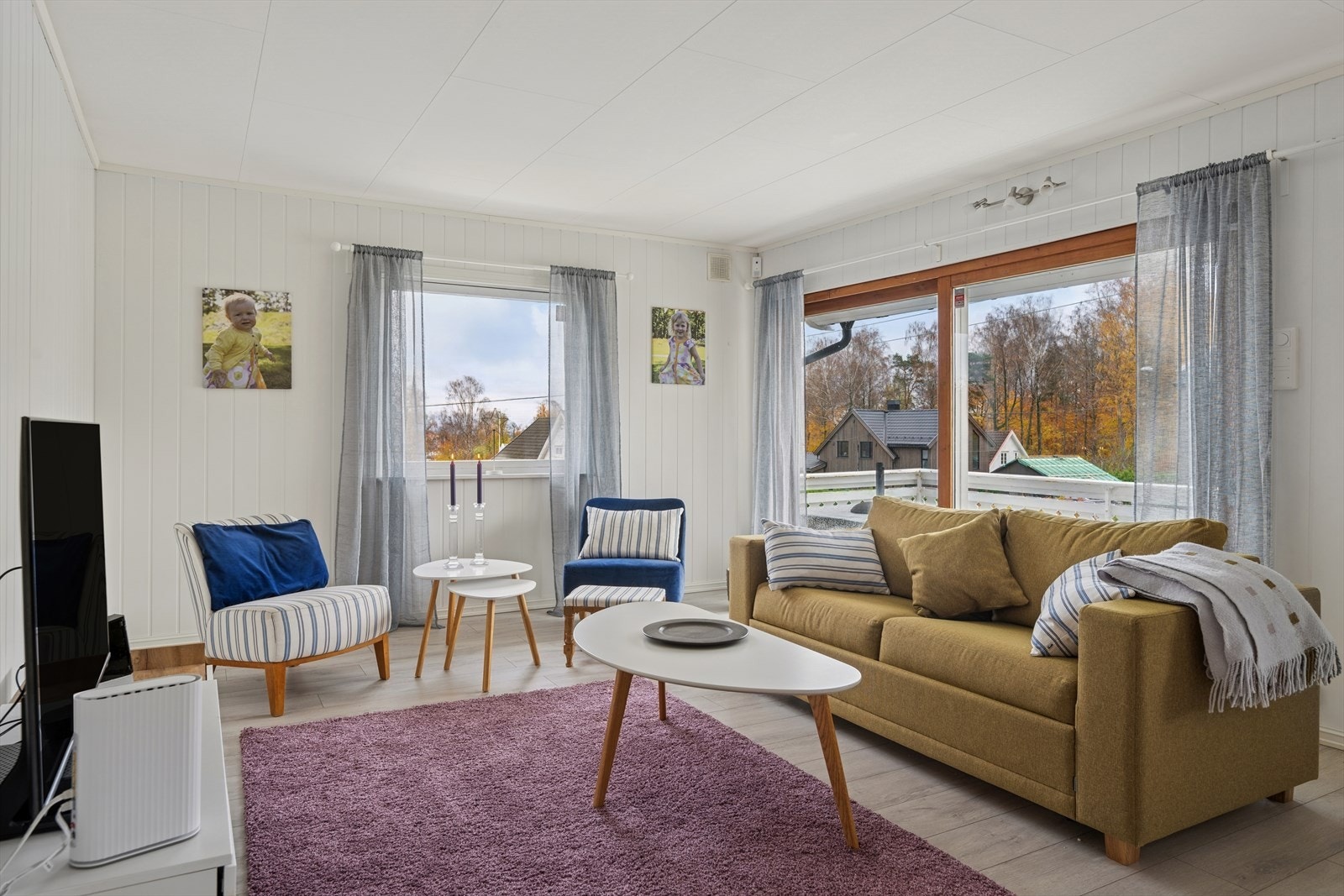 Stuen preges av store vindusflater som slipper inn rikelig med dagslys og gir en fin kontakt med naturen utenfor. Galleribilde