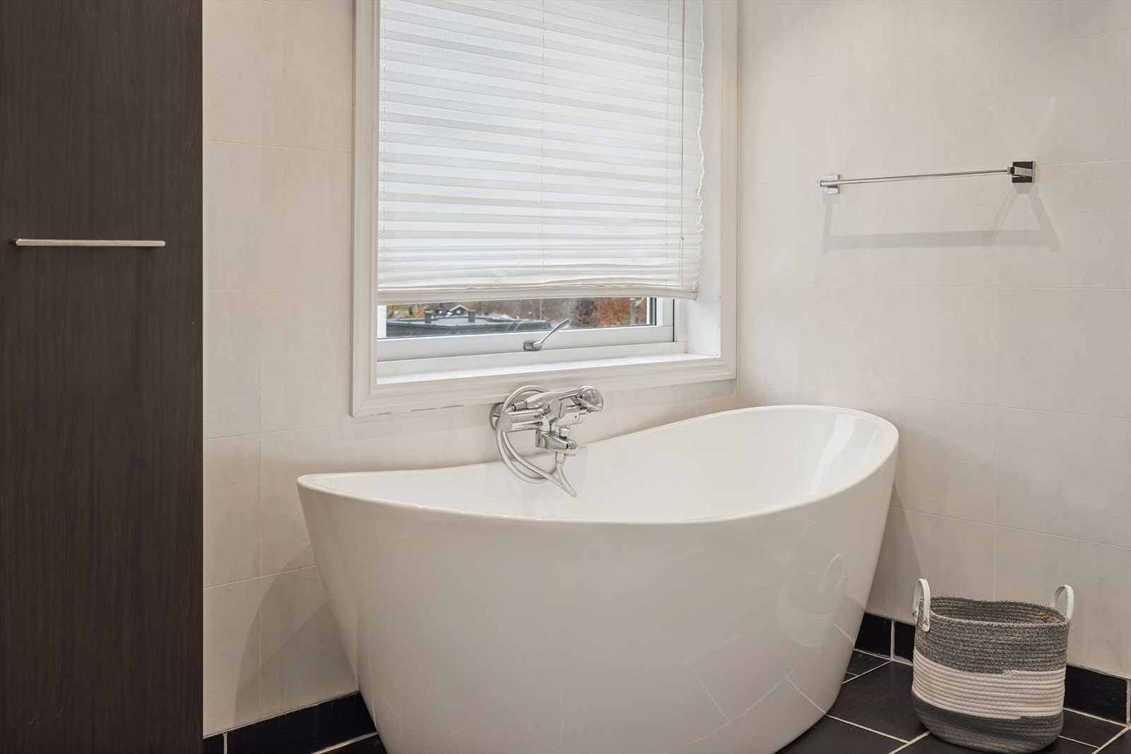 Badet byr på et innbydende badekar - perfekt for avslapning og velvære i hverdagen. Galleribilde