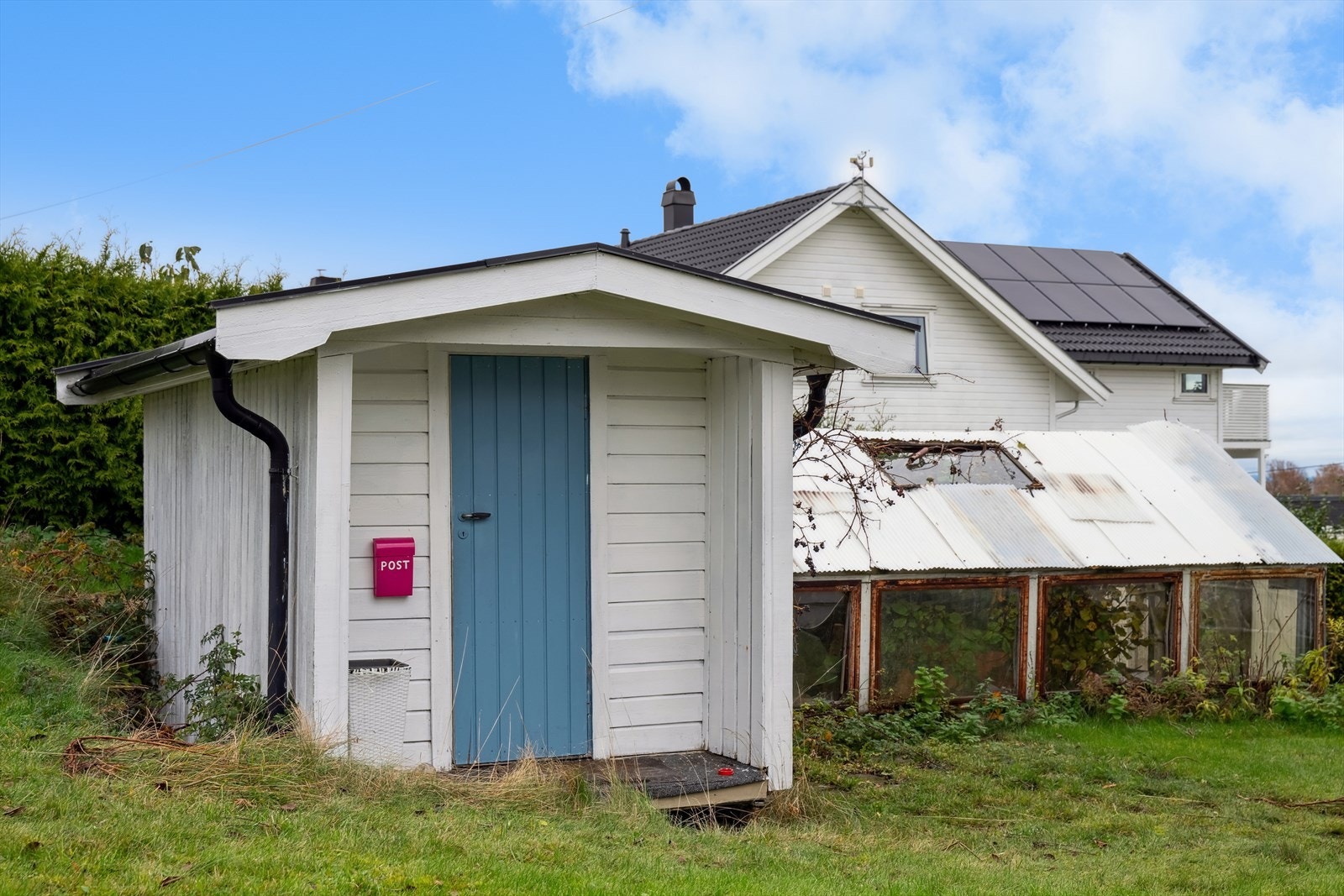 Eiendommen byr på en lekestue eller utebod som gir gode muligheter for lek og oppbevaring. Bygget har behov for vedlikehold, noe som gir rom for å sette ditt eget preg. Galleribilde