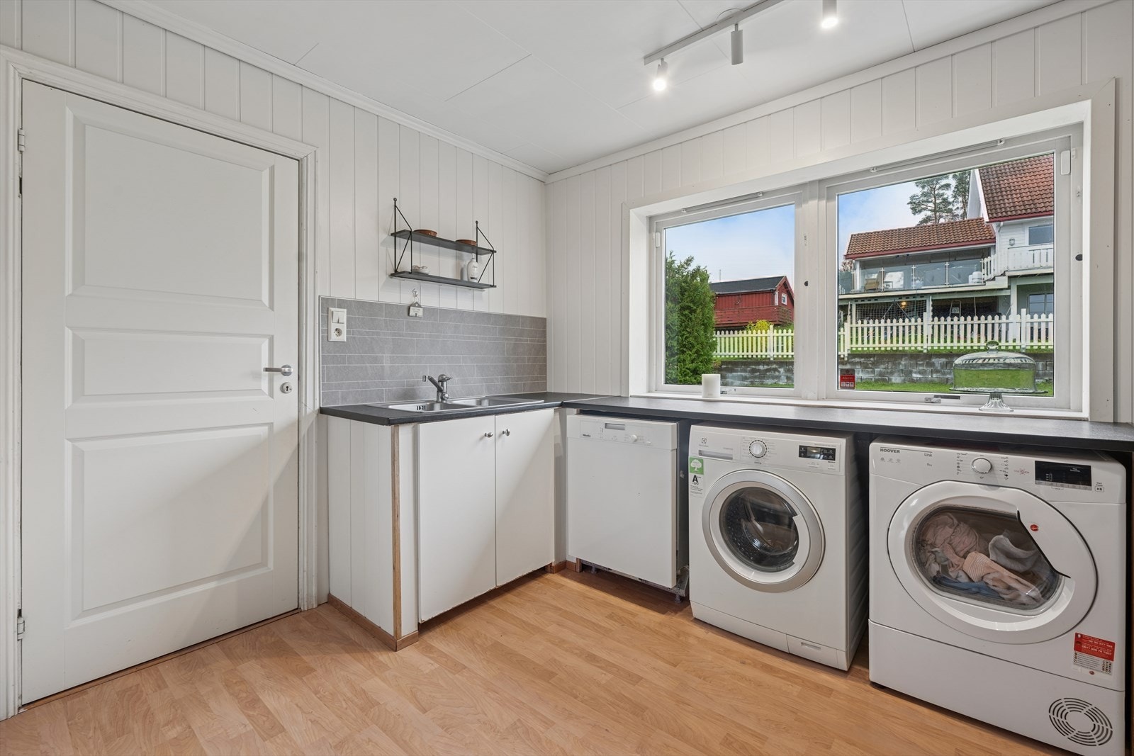 Dette er et kjøkken med gode muligheter for oppgradering, hvor du kan skape din egen stil og utnytte den romslige planløsningen. Galleribilde