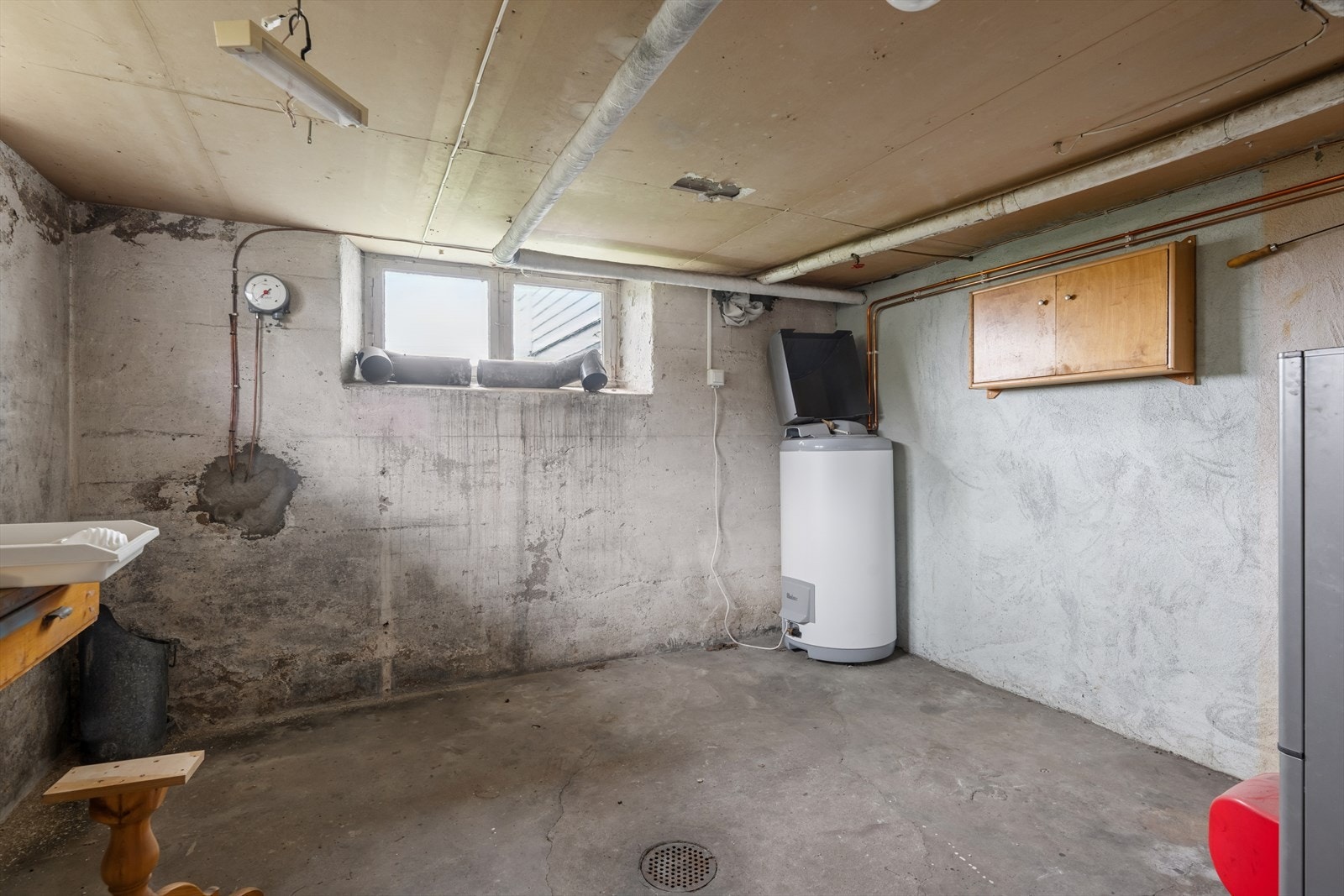 Kjelleren inneholder gang, garasje, uinnredet kjellerrom, teknisk rom/fyrrom, vaskekjeller og 2 boder. Galleribilde