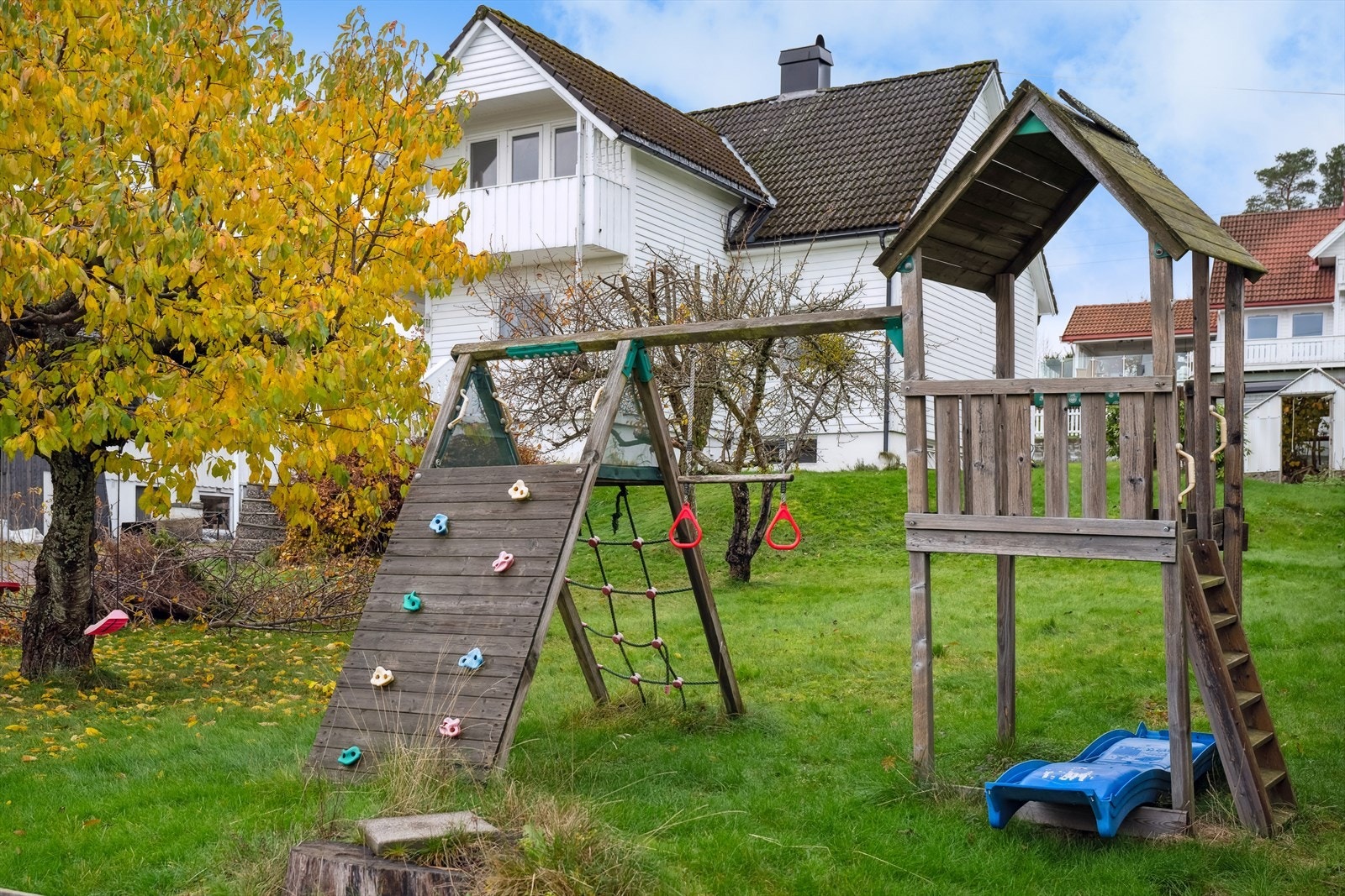 Eiendommen byr på en romslig og barnevennlig tomt opparbeidet med gruset innkjørsel, frodig plen, dekorative busker, hekk og trær som skaper et lunt og privat uteområde. Galleribilde