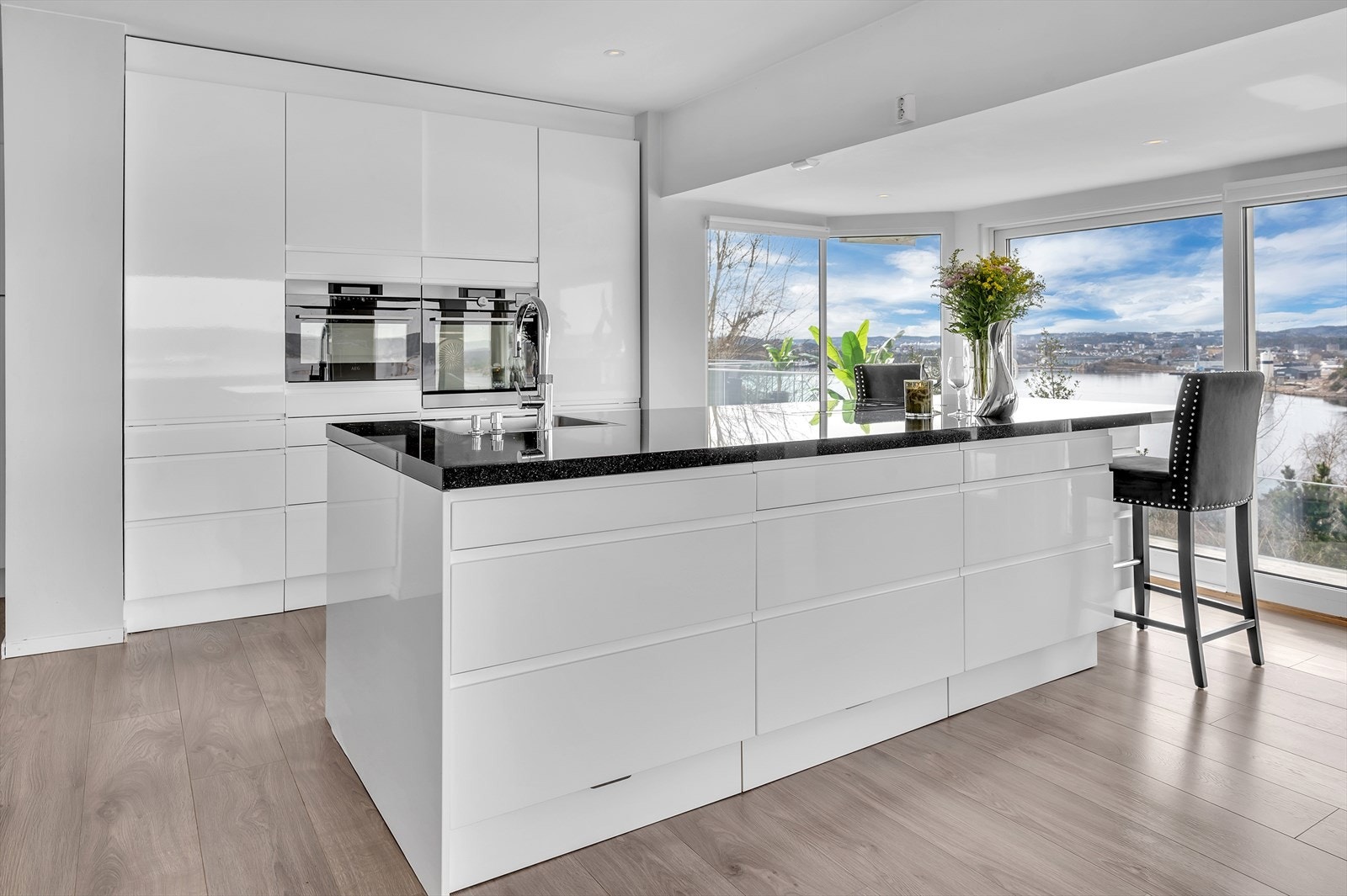 Delikat kjøkken med "kjøkkenøy" med god skapplass. Galleribilde