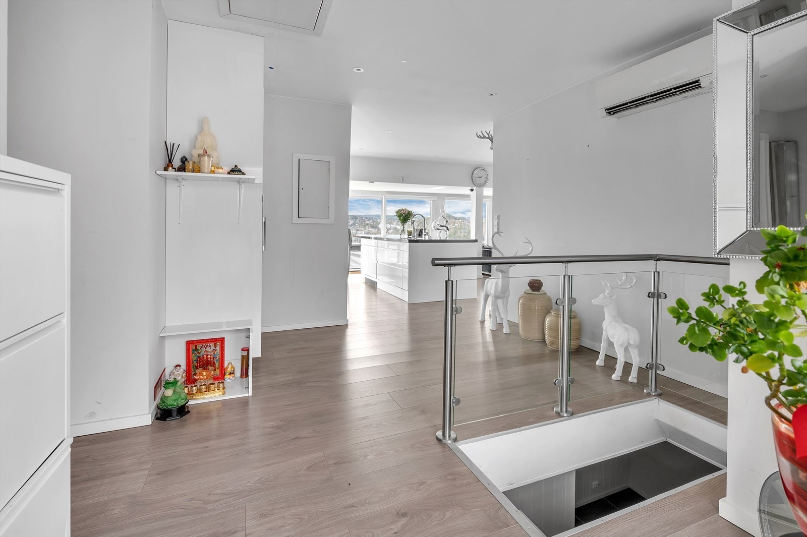 Inngangsparti med trapp ned til kjeller Galleribilde