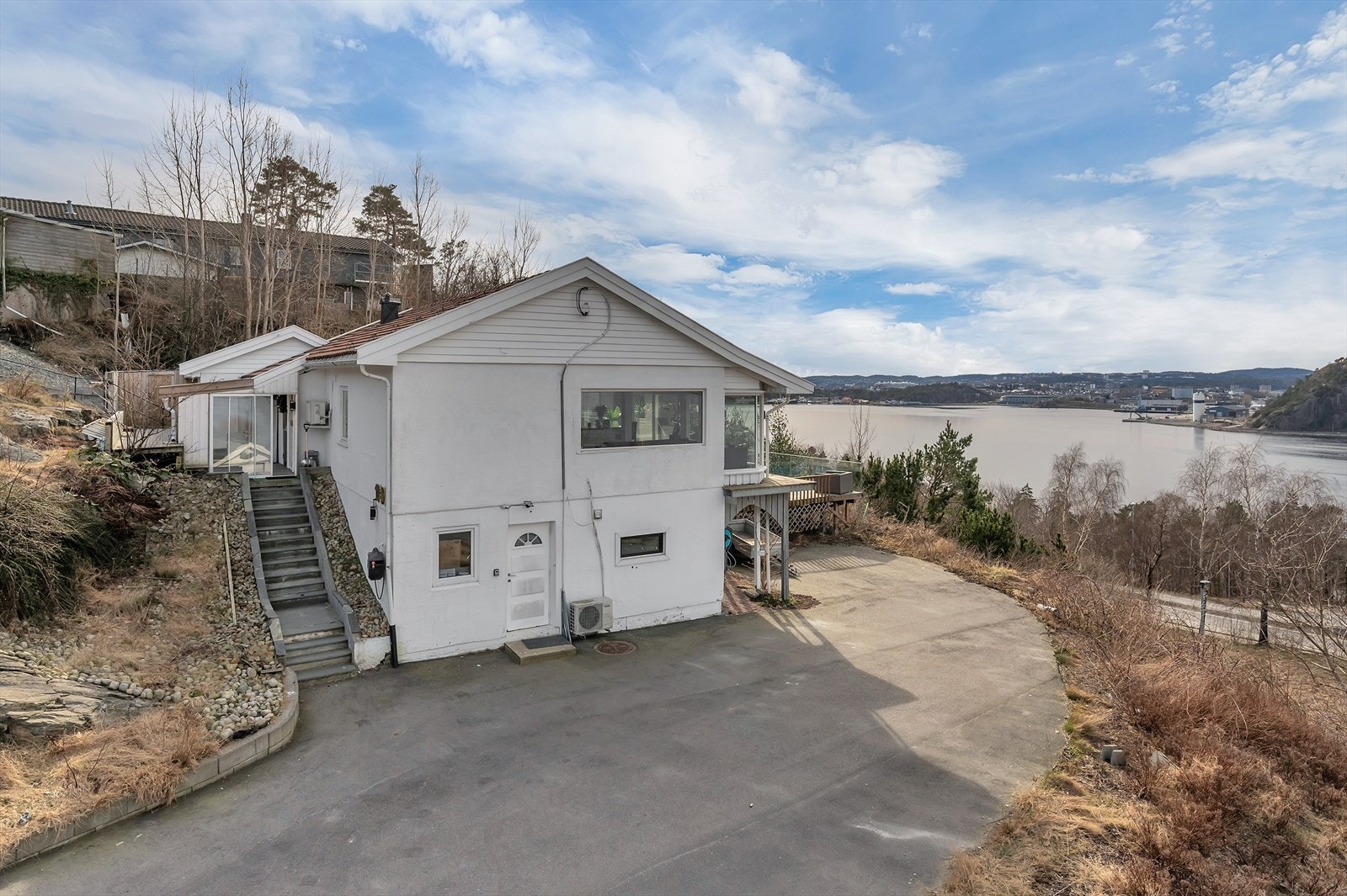 Eneboligen har en meget flott beliggenhet på "Gamle" søm og har fantastisk sjøutsikt Galleribilde