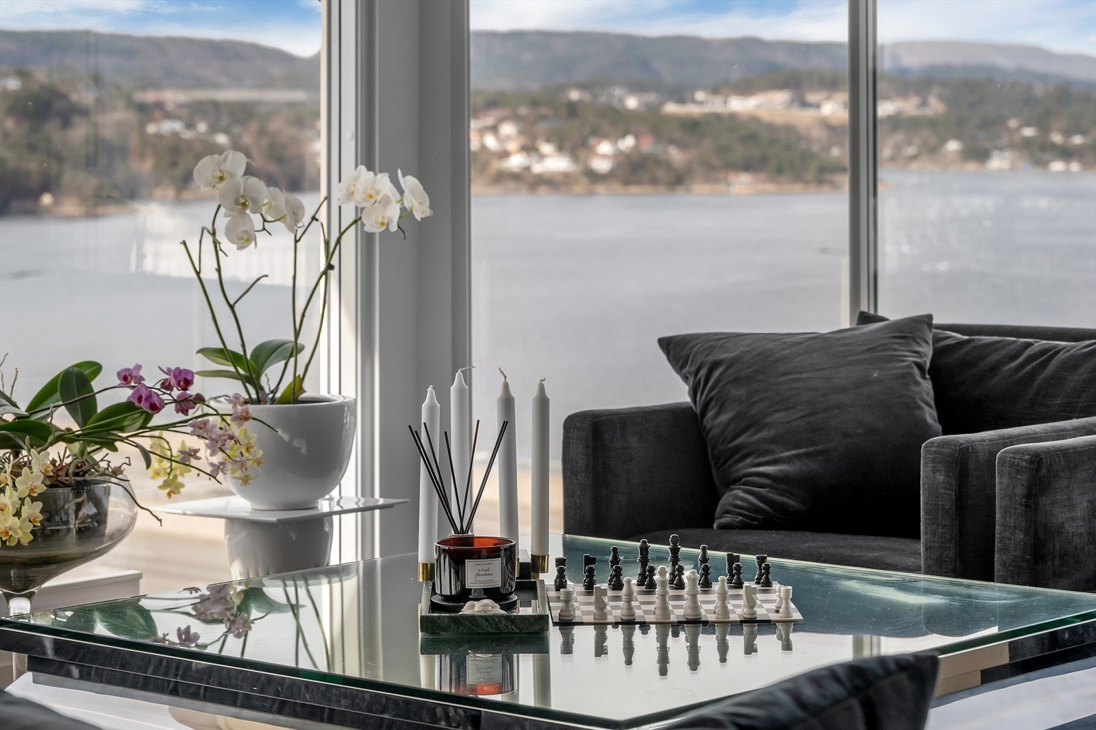 Her kan du sitte i vennerslag med fantastisk sjøutsikt. Galleribilde