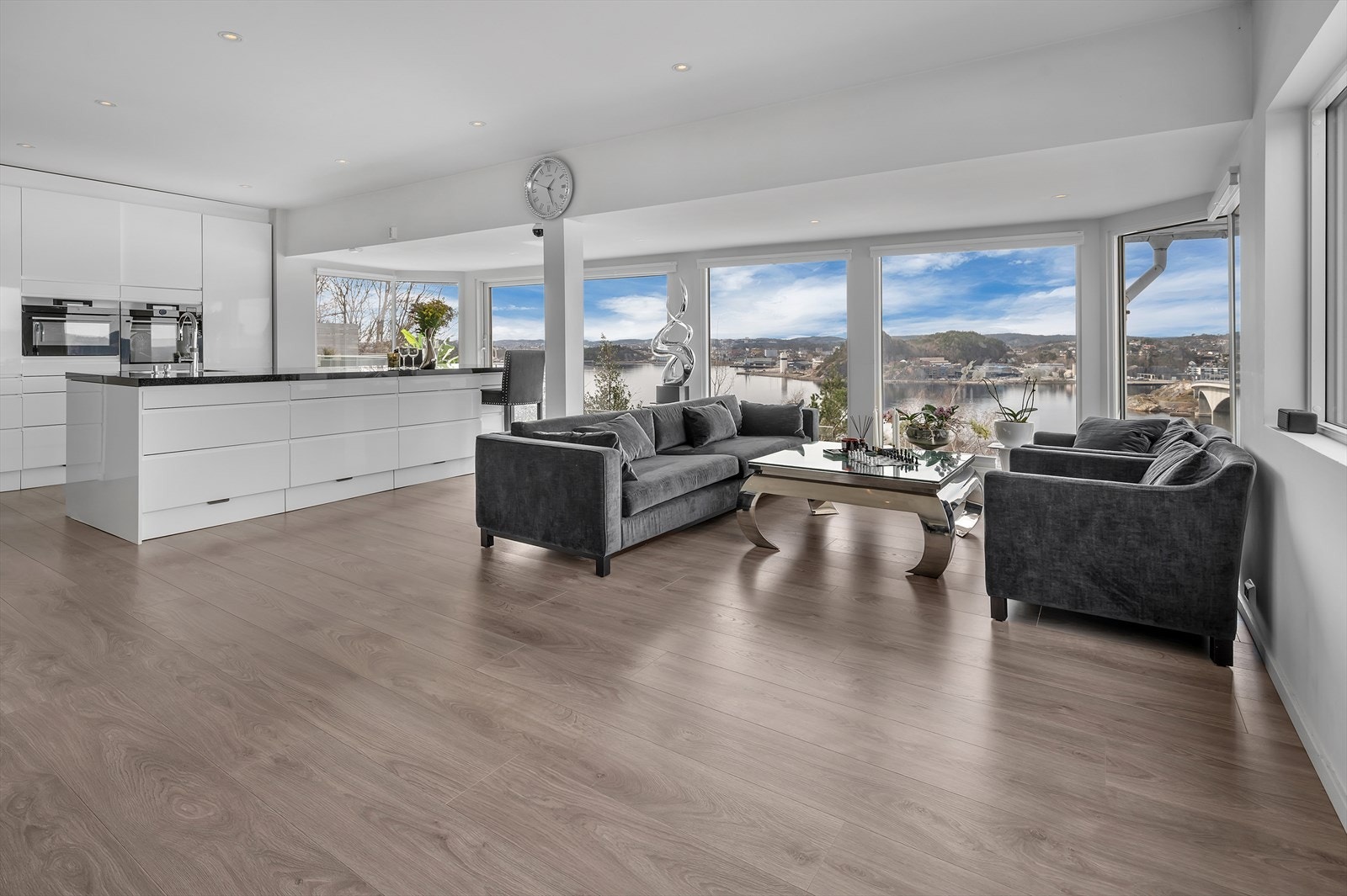 Romslig kjøkken-stue-løsning med store vindusflater. Galleribilde