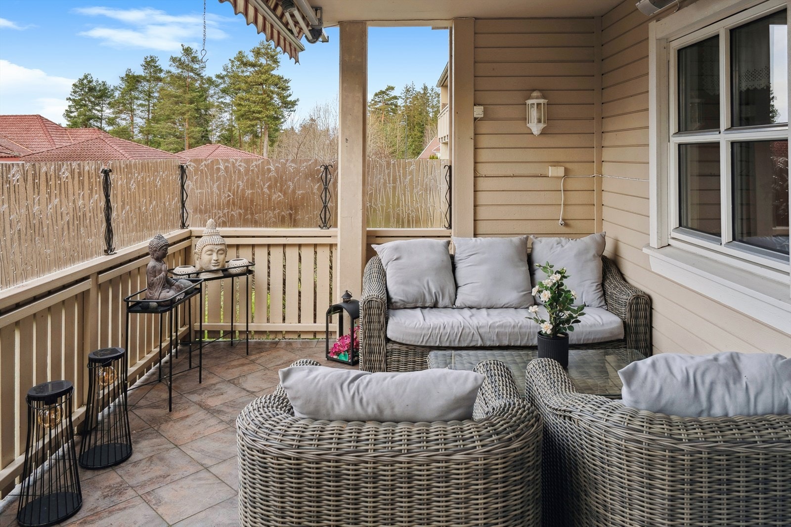 Verandaen strekker seg rundt hjørnet, og vender både mot vest og syd Galleribilde