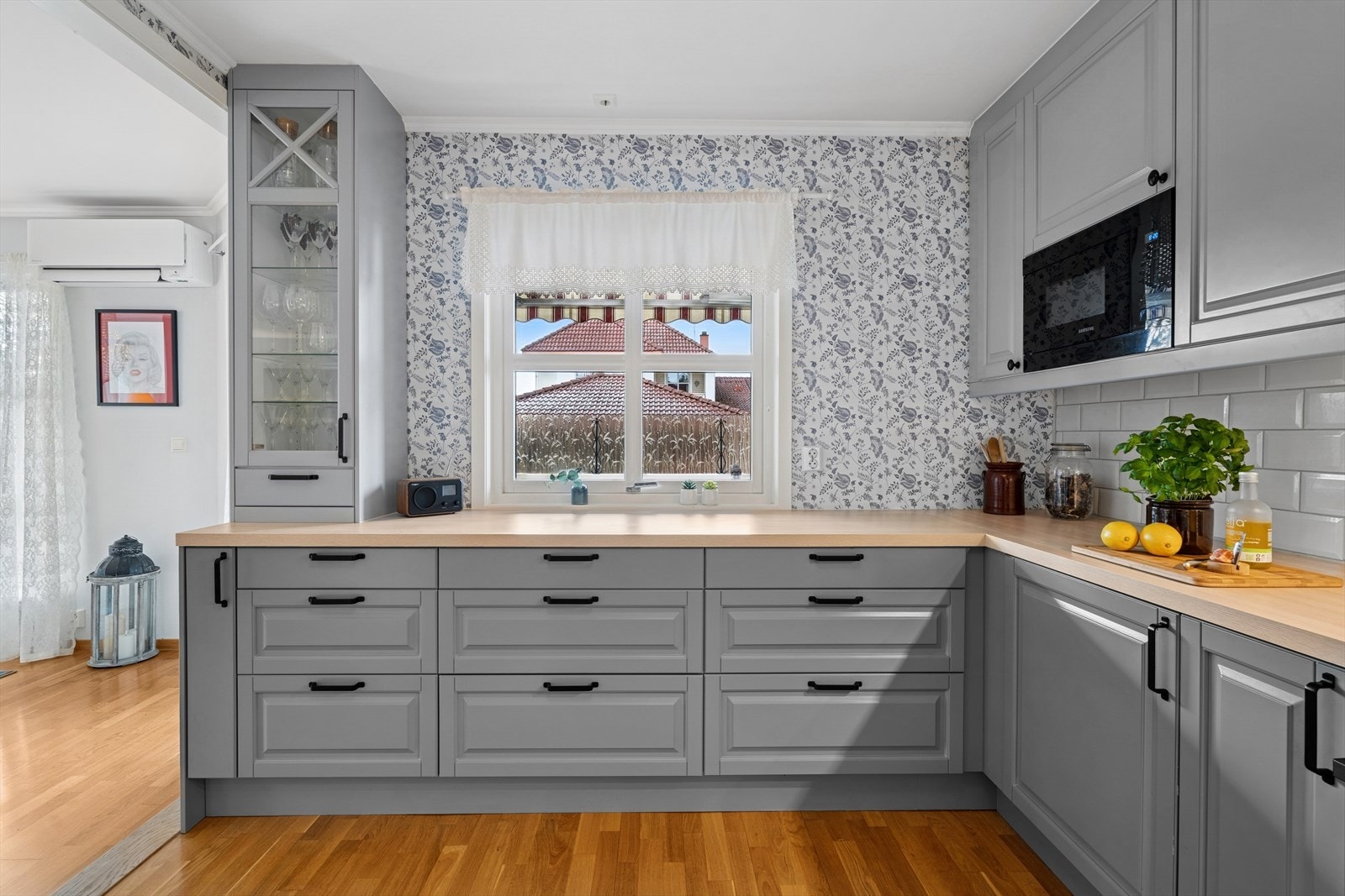 Kjøkkenet har åpen løsning mot stue Galleribilde