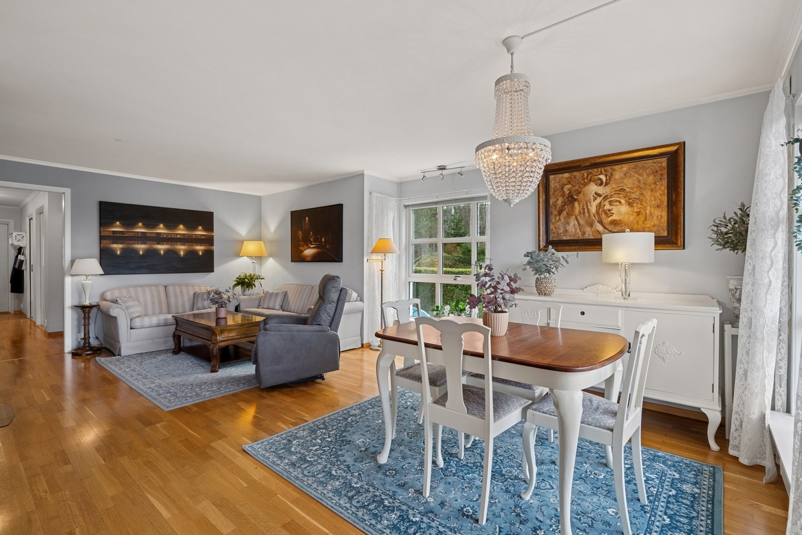 Stuen har plass til både salong og spisebord Galleribilde