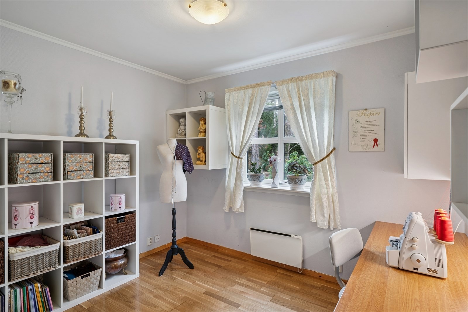 Soverom 2 er i dag innredet som et kontor/hobbyrom Galleribilde