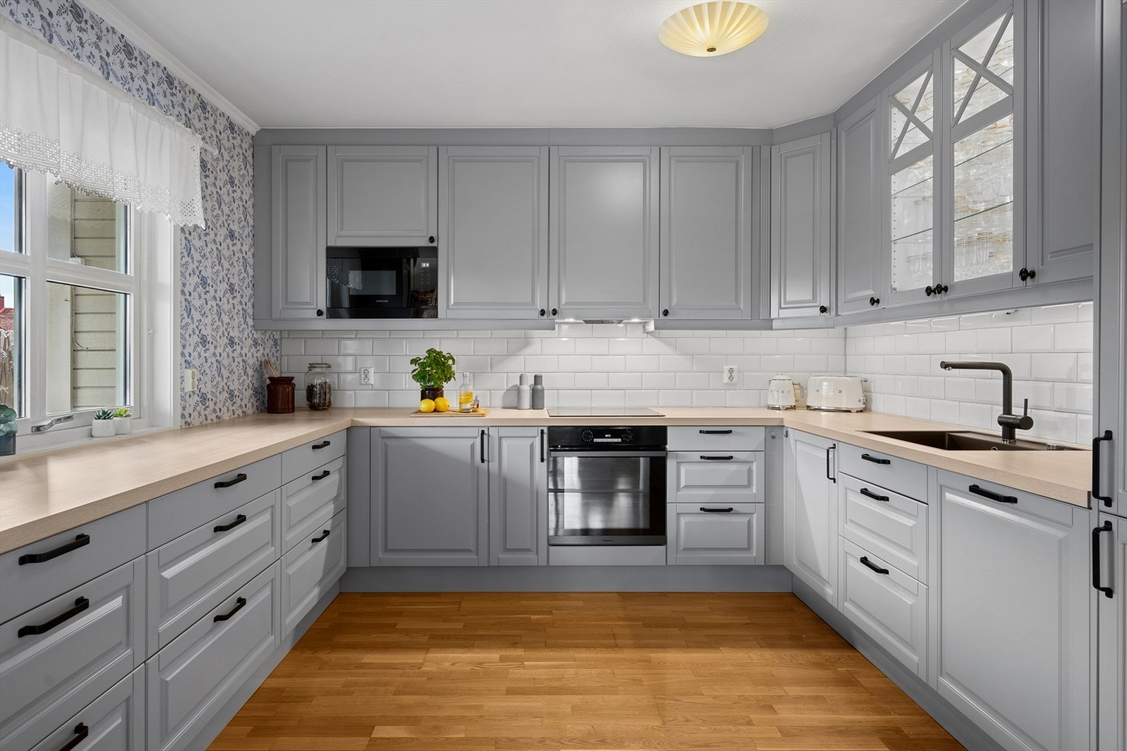 Kjøkkenet har integrerte hvitevarer Galleribilde