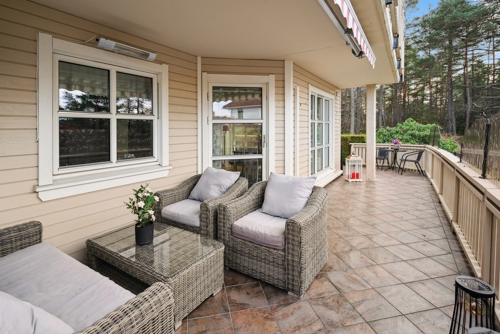 Usjenert veranda med gode solforhold Galleribilde